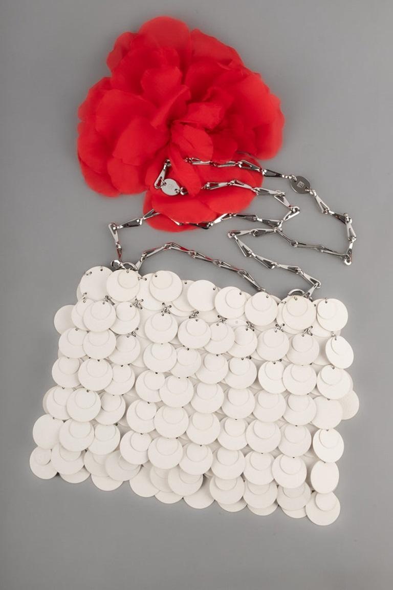 PACO RABANNE - White pastilles bag with silvery metal elements.

Additional information:
Condition: Very good condition
Dimensions: Length: 25 cm - Height: 17 cm - Depth: 1 cm - Handle length: 104 cm

Seller Reference: S273