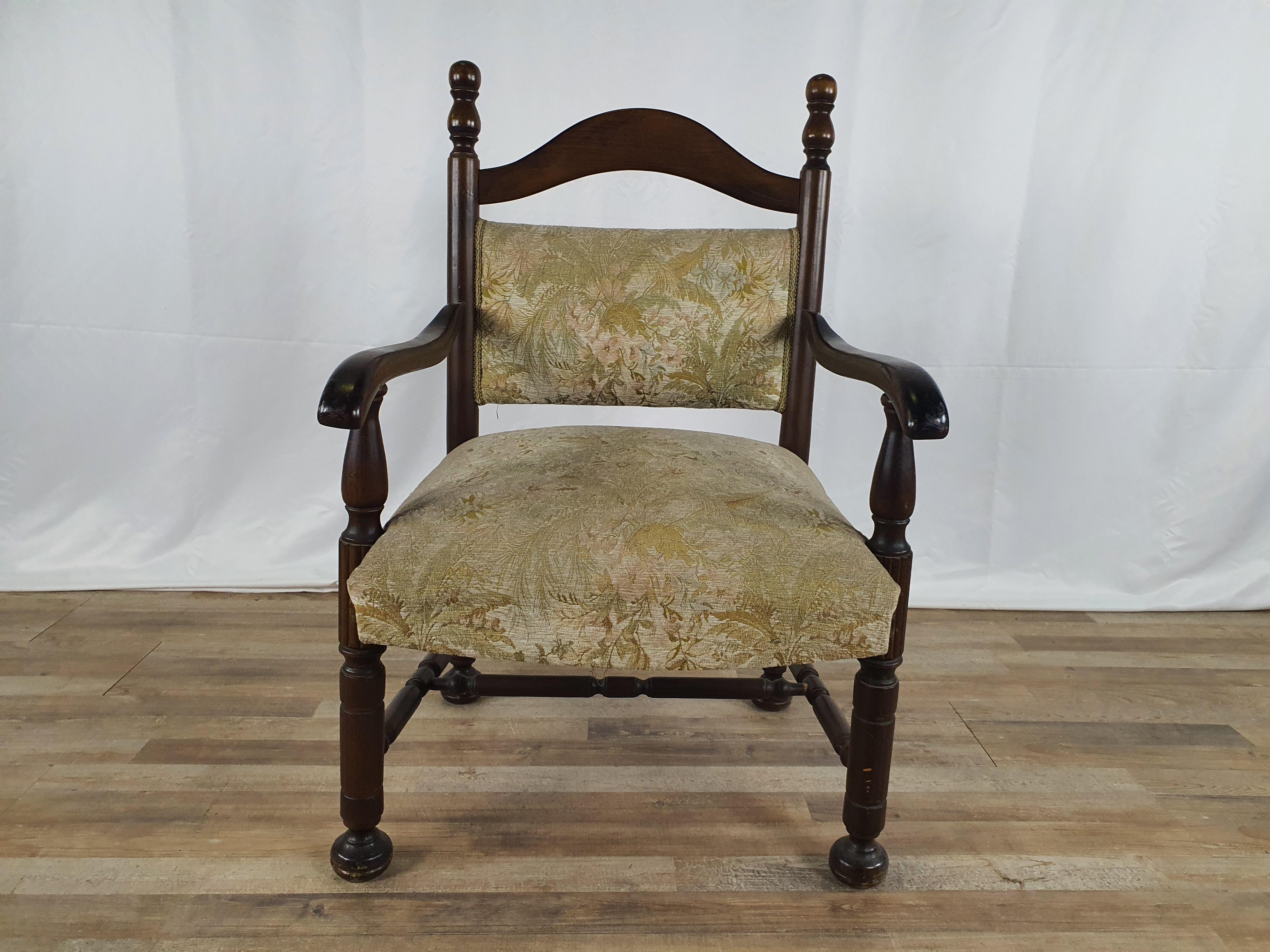 Small throne in walnut with seat and back upholstered in vintage fabric of the time.

Structure entirely in wood with turned and worked feet and legs.

The frame has been oil polished, has normal marks from age and use.
