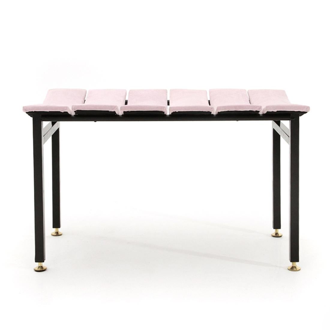 Bench of Italian manufacture produced in the 1950s.
Structure in black painted metal, brass feet adjustable in height.
Seat made up of curved wooden slats lined in pink velvet.
Good general conditions.

Dimensions: Length 64 cm, depth 37 cm,