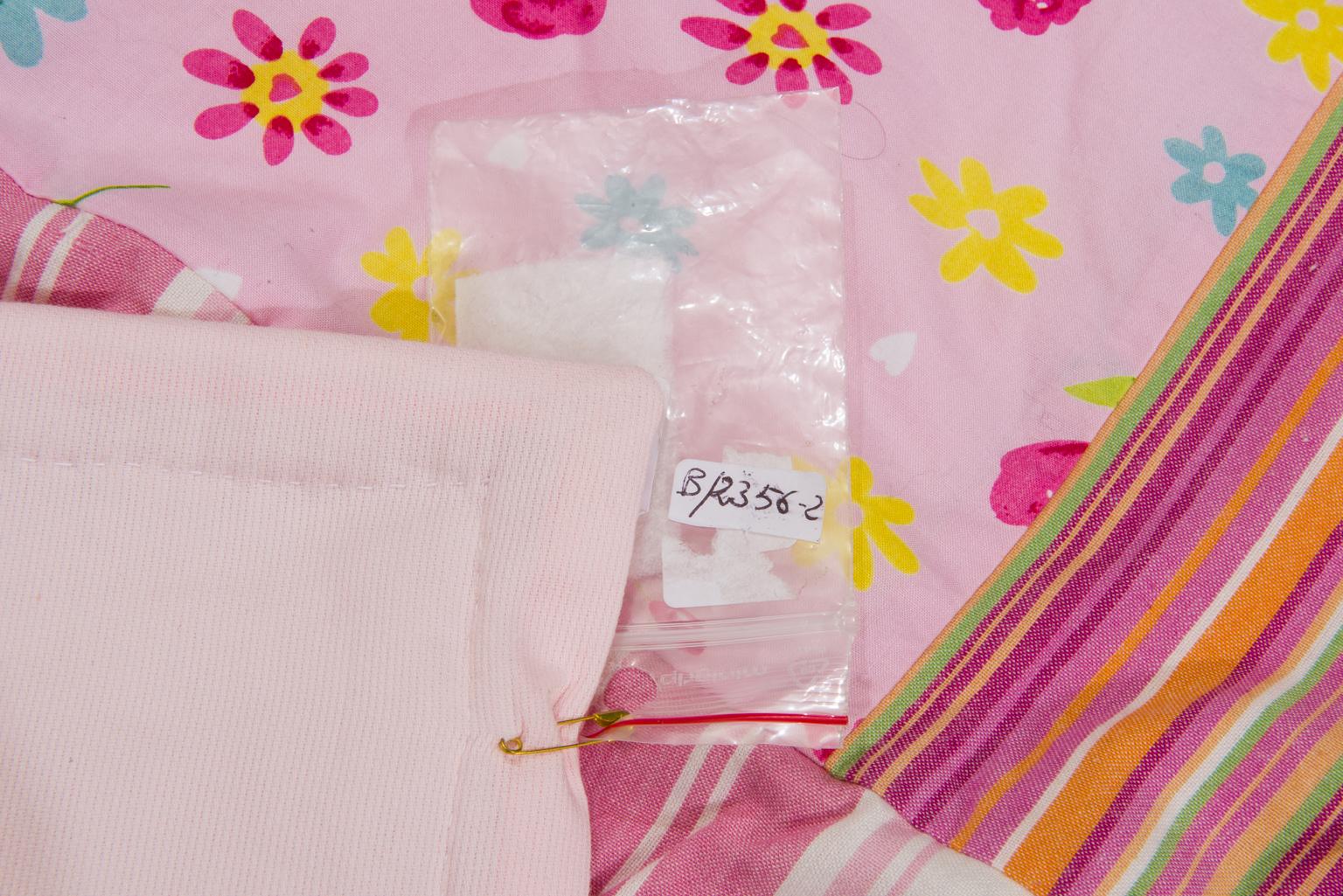 Hübsche gepolsterte Decke oder Quilt Patchwork für das Bett eines Baby-Mädchens, Anwendungen komplett handgefertigt: Einzelstück,
Das ist ein guter Preis für abschließende Aktivitäten.
B/2356-2.