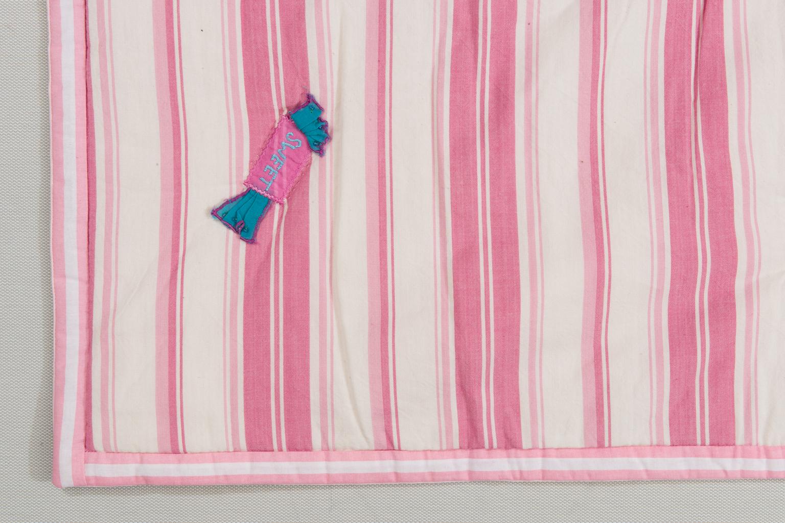 Gepolsterte bestickte Decke Quilt Patchwork für Baby Mädchen (20. Jahrhundert) im Angebot