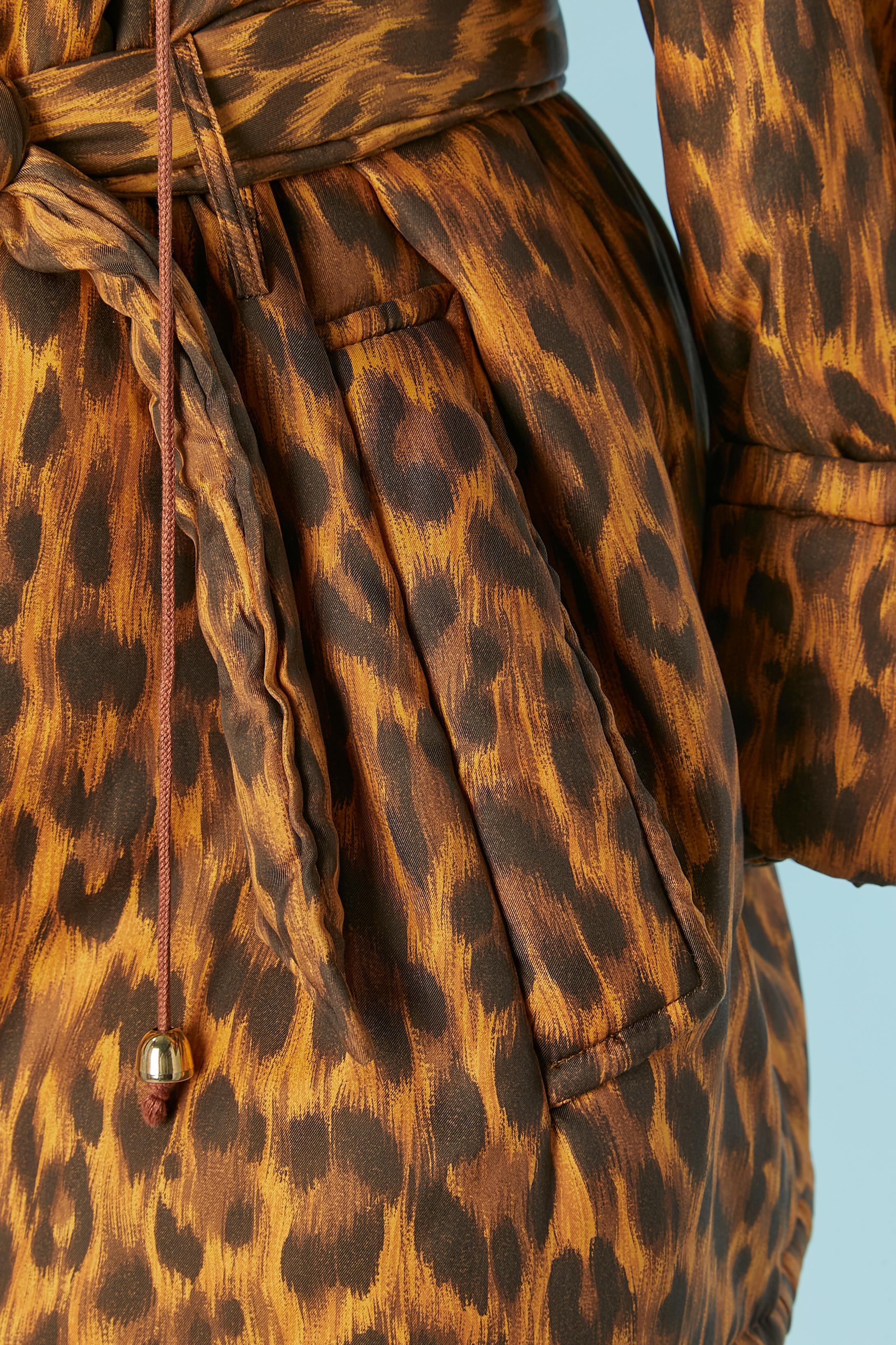 MOSCHINO Cheap & Chic gepolsterte Jacke mit Kapuze mit Kapuze / Kragen und Leopardenmuster (Braun) im Angebot