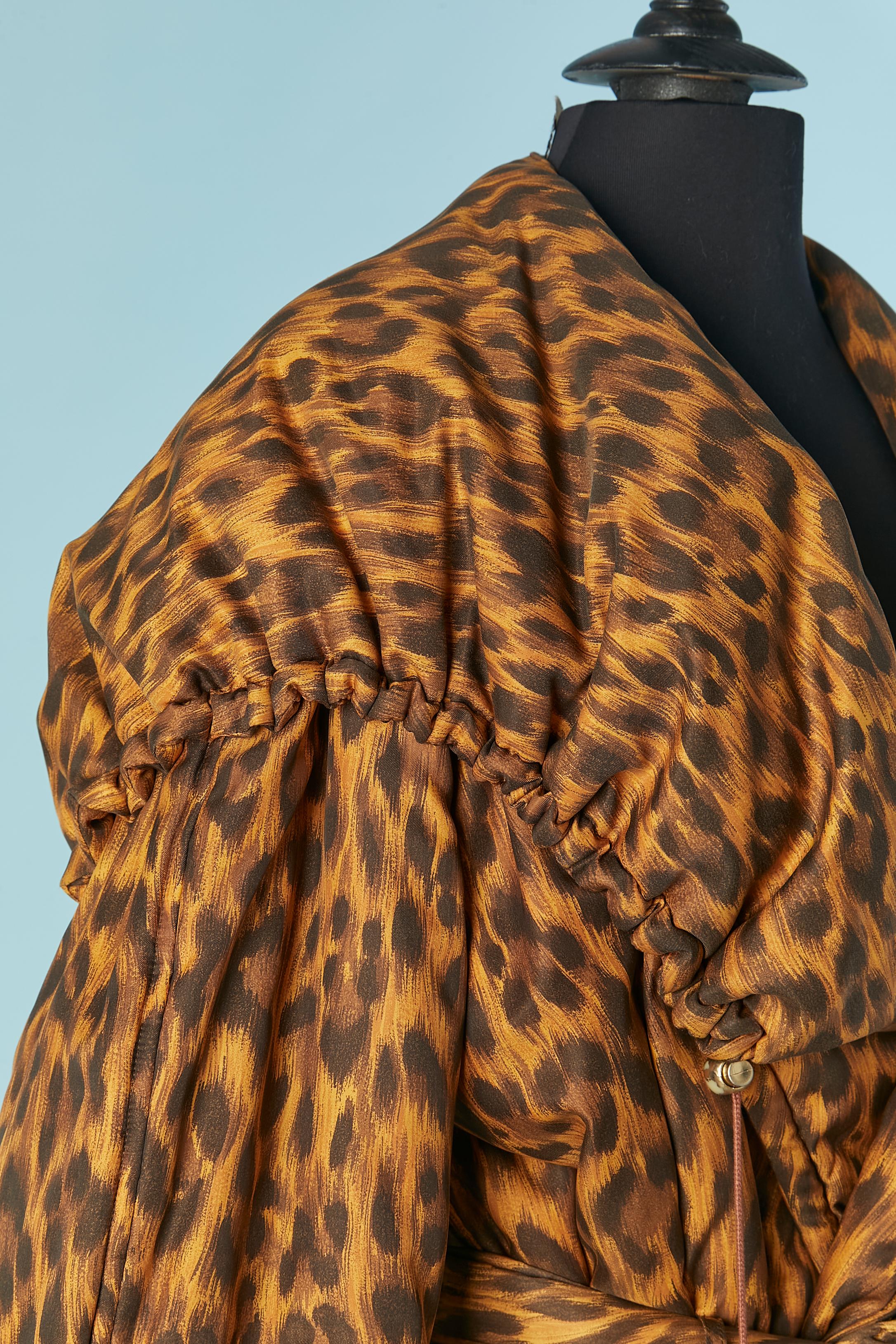 MOSCHINO Cheap & Chic gepolsterte Jacke mit Kapuze mit Kapuze / Kragen und Leopardenmuster im Zustand „Hervorragend“ im Angebot in Saint-Ouen-Sur-Seine, FR