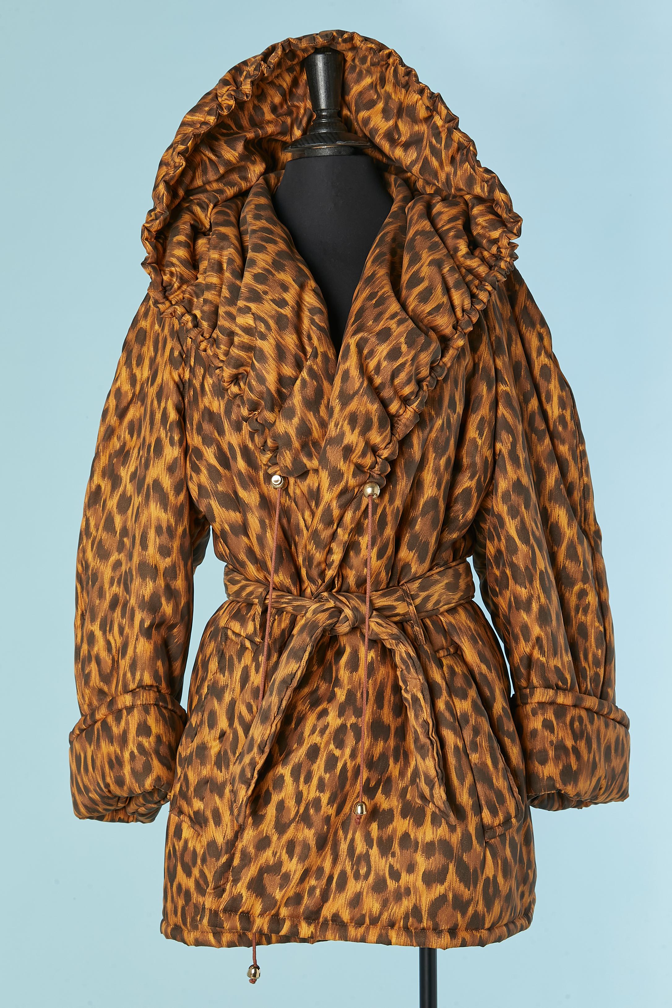 MOSCHINO Cheap & Chic gepolsterte Jacke mit Kapuze mit Kapuze / Kragen und Leopardenmuster Damen im Angebot