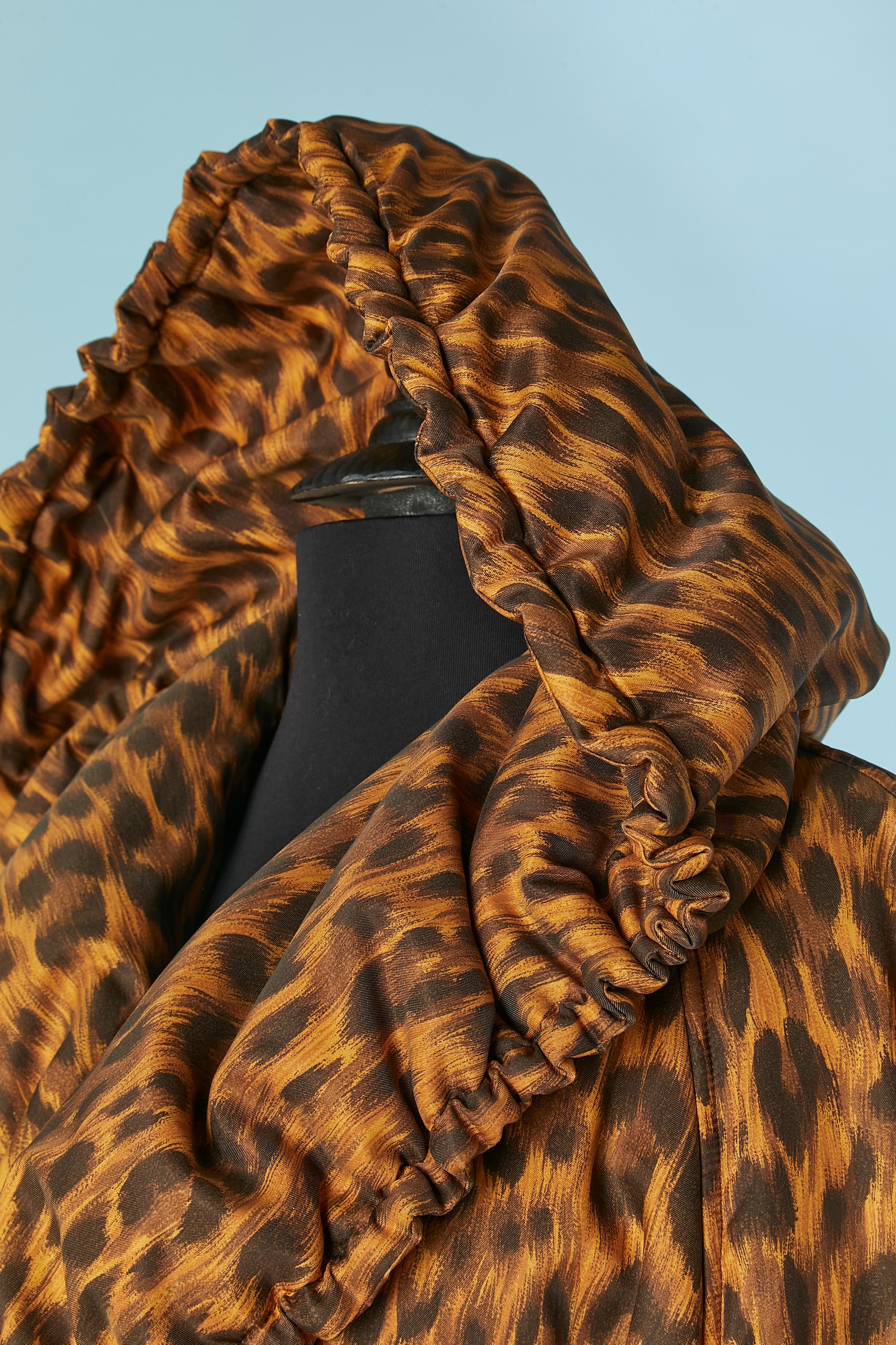 MOSCHINO Cheap & Chic gepolsterte Jacke mit Kapuze mit Kapuze / Kragen und Leopardenmuster im Angebot 1