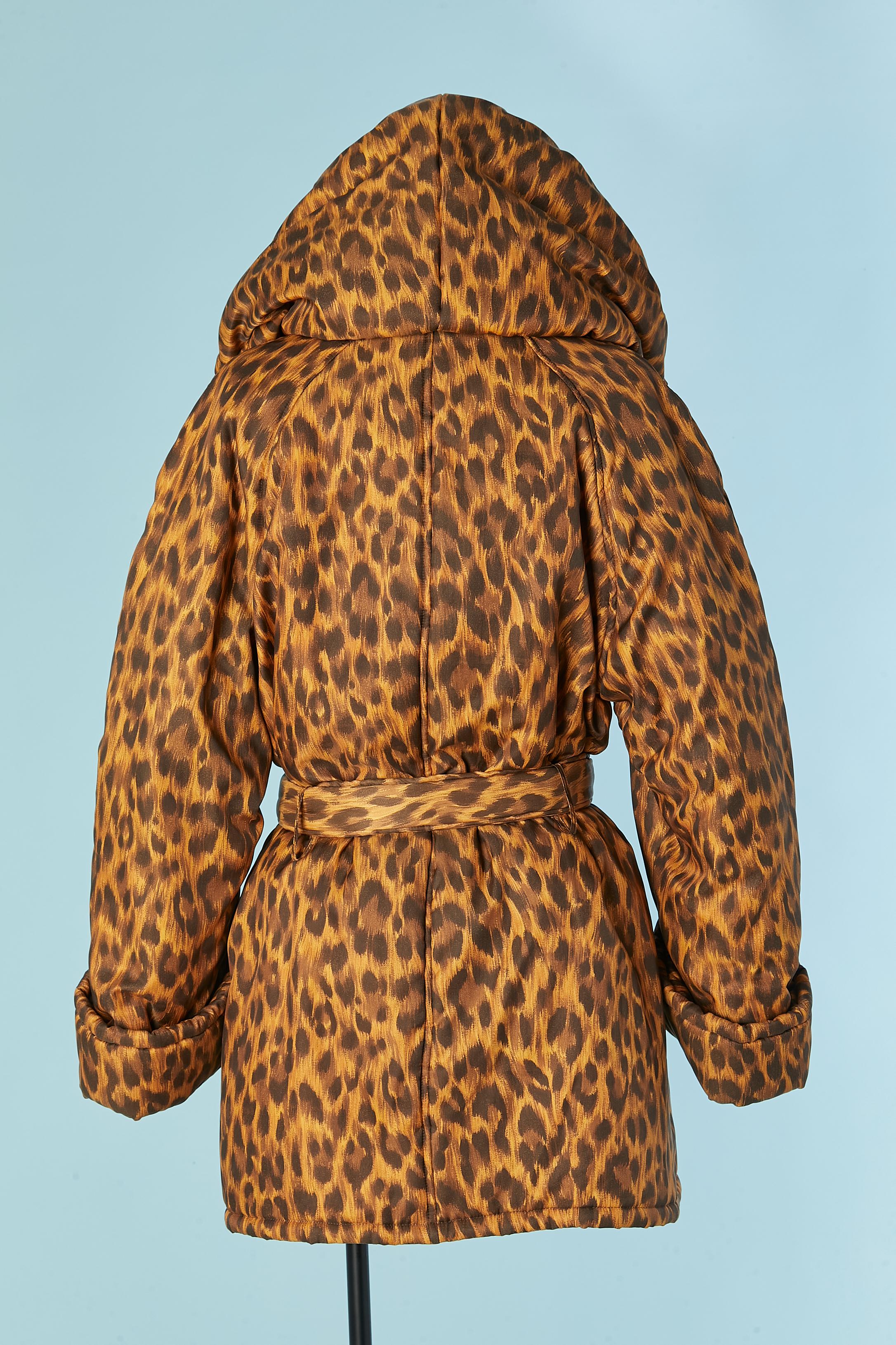 MOSCHINO Cheap & Chic gepolsterte Jacke mit Kapuze mit Kapuze / Kragen und Leopardenmuster im Angebot 3