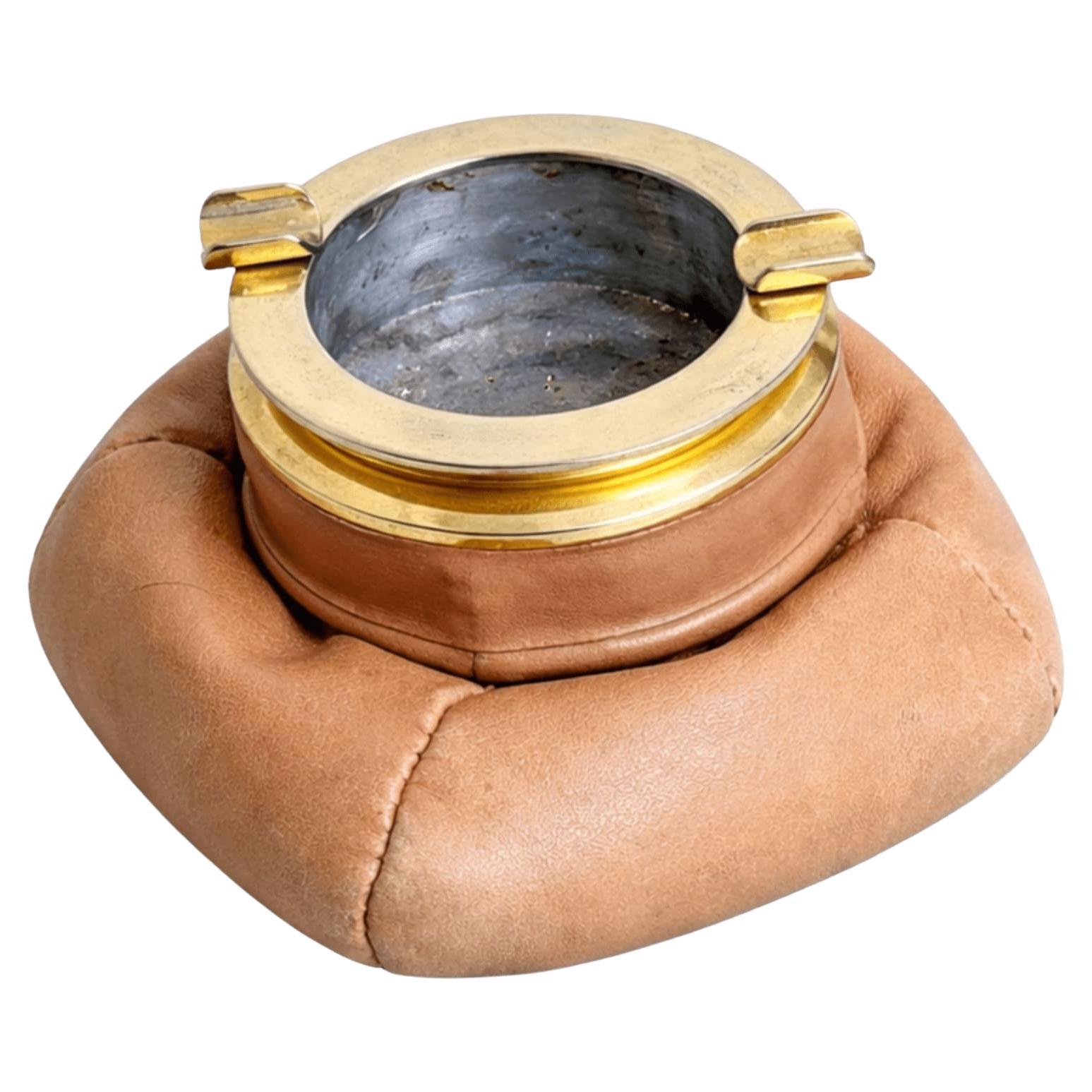Gepolsterter Aschenbecher aus Leder mit Messingrand, Italien, 1970er Jahre
