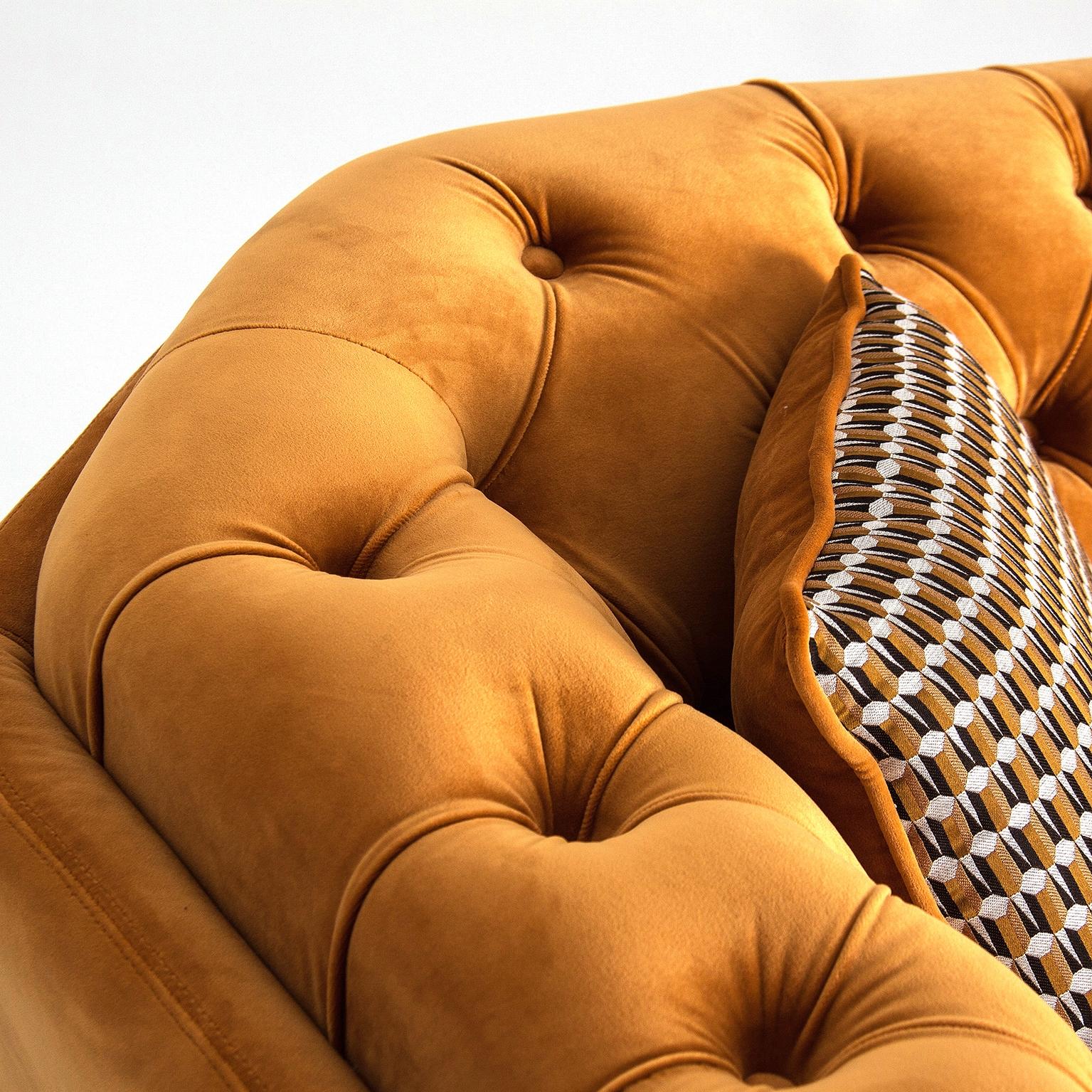 Sofa aus gepolstertem orangefarbenem Samt und Messing mit Metallfüßen (Moderne der Mitte des Jahrhunderts) im Angebot