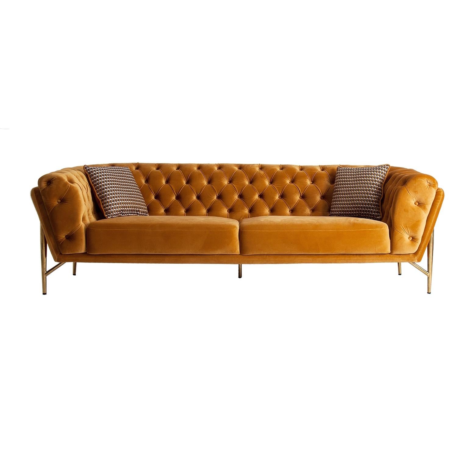 Sofa aus gepolstertem orangefarbenem Samt und Messing mit Metallfüßen (Europäisch) im Angebot