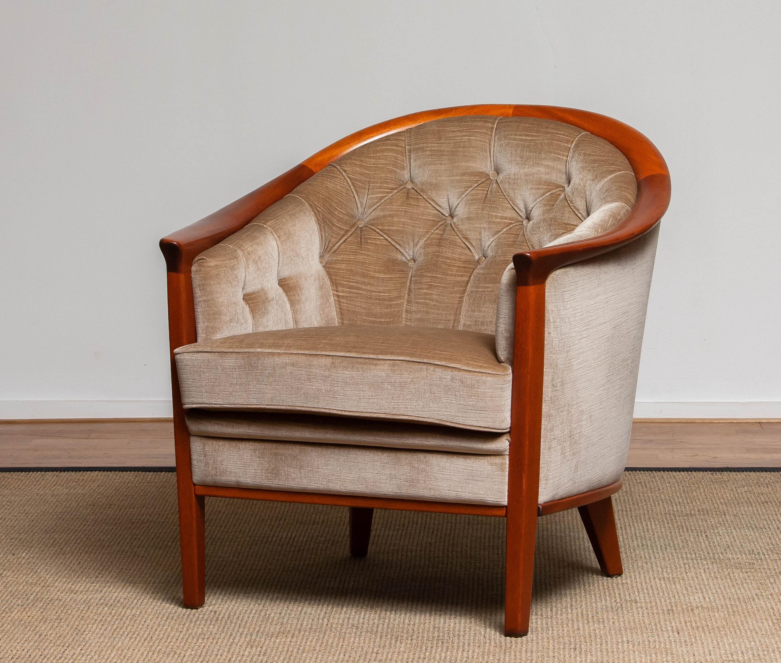 Beautiful Scandinavian 'model Aristokrat' mahogany and padded taupe velvet lounge chair designed by Bertil Fridhagen for Broderna Andersson / Broderna Anderssons Industrier Ekenässjön AB Sweden.
This high quality lounge chair is in overall very good