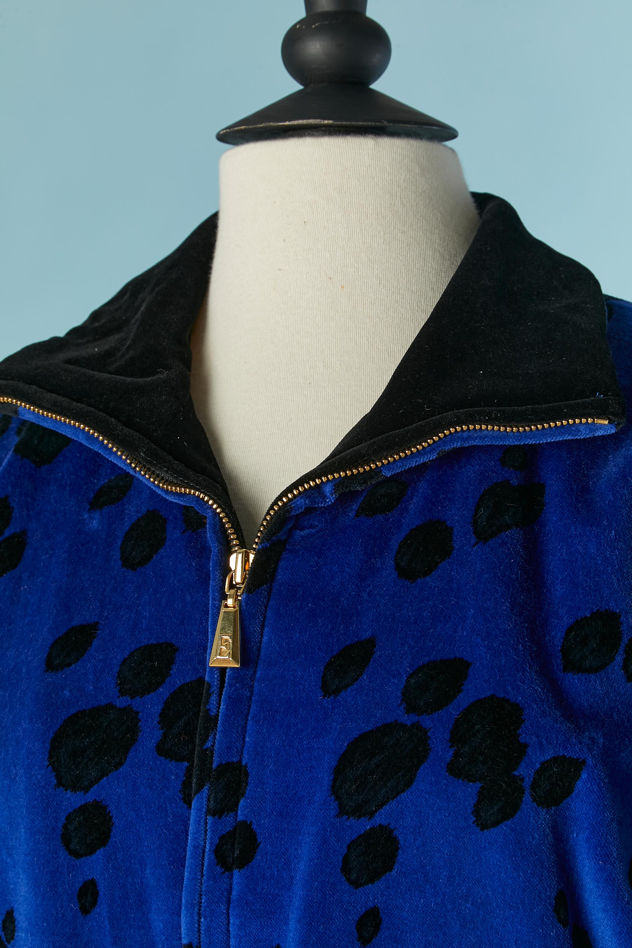 Padded velvet jacket with animal print. Shell fabric composition: 90% cotton, 10% rayon. Rayon lining. Zip closure on the middle front with branded zip puller. Pocket on both side. Shoulder pad. 
SIZE 36 on tag but fit M/L 