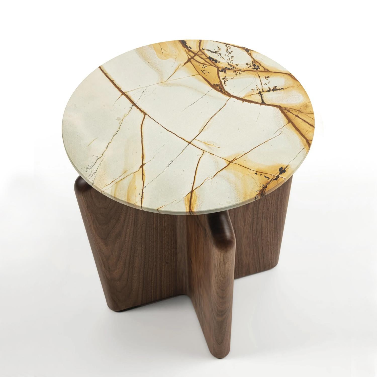 Table d'appoint Padem Marble Medium avec structure de base en 
en bois de noyer massif, avec plateau en marbre poli roma imperial.
Également disponible sur demande avec une structure de base en noyer massif.
en finition teintée moka ou en finition