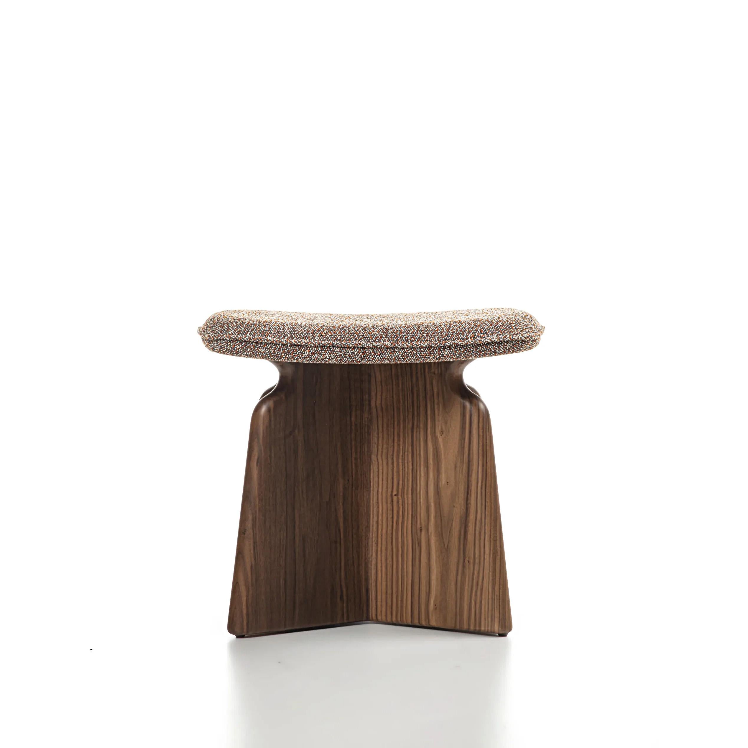 Taburete Padem Nogal con estructura de madera maciza de nogal,
con asiento tapizado y recubierto de tela (Cat. A.)
También disponible bajo pedido con otros tejidos.
También disponible bajo pedido en nogal macizo teñido moka
o en acabado teñido
