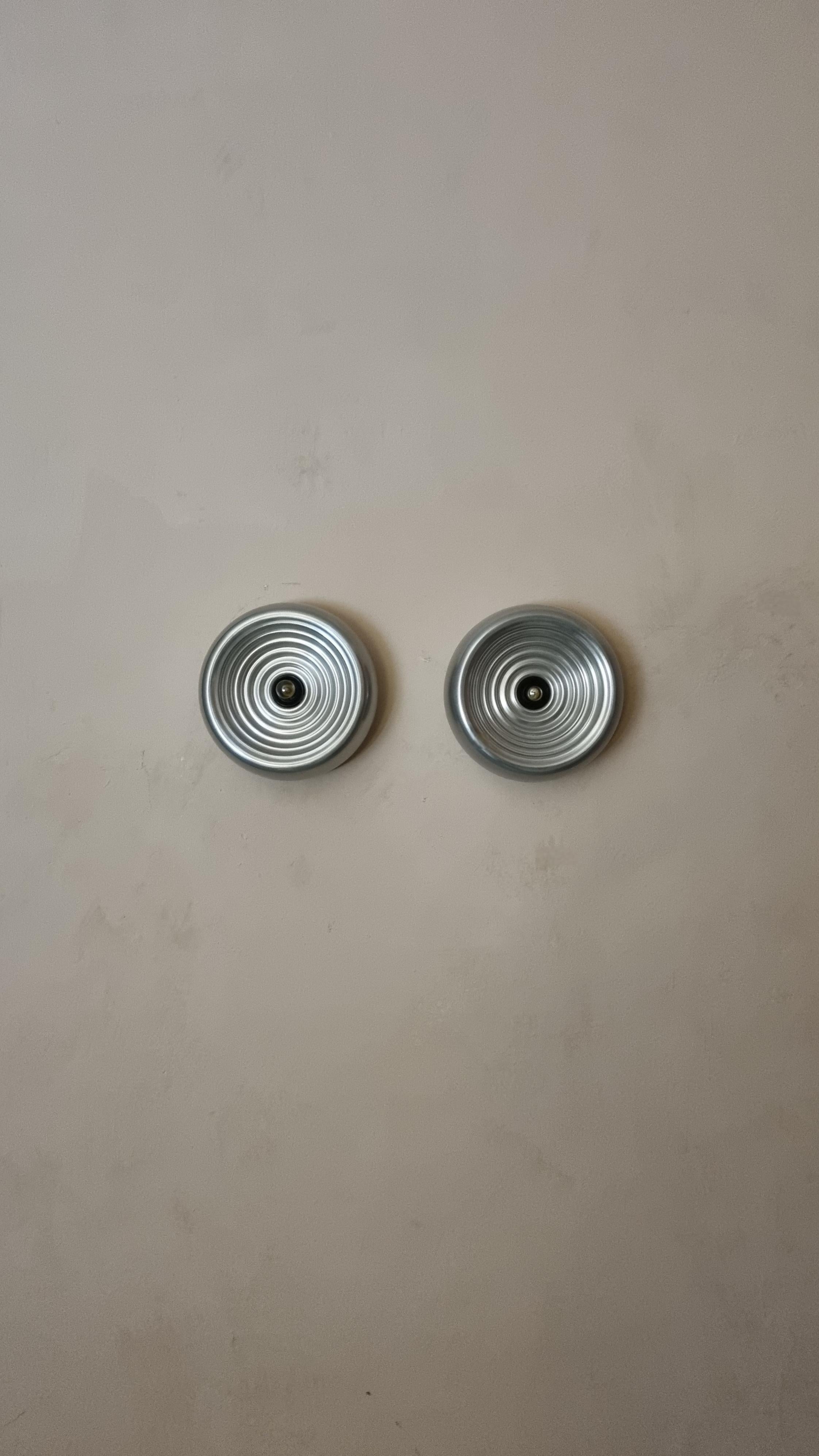 Lampade a parete mod. Padina disegnate da Achille e Pier Giacomo Castiglioni per Flos, 1966.

Struttura in alluminio, supporto in metallo verniciato, prima produzione in eccellenti condizioni, .
La lampade sono state revisionate da un