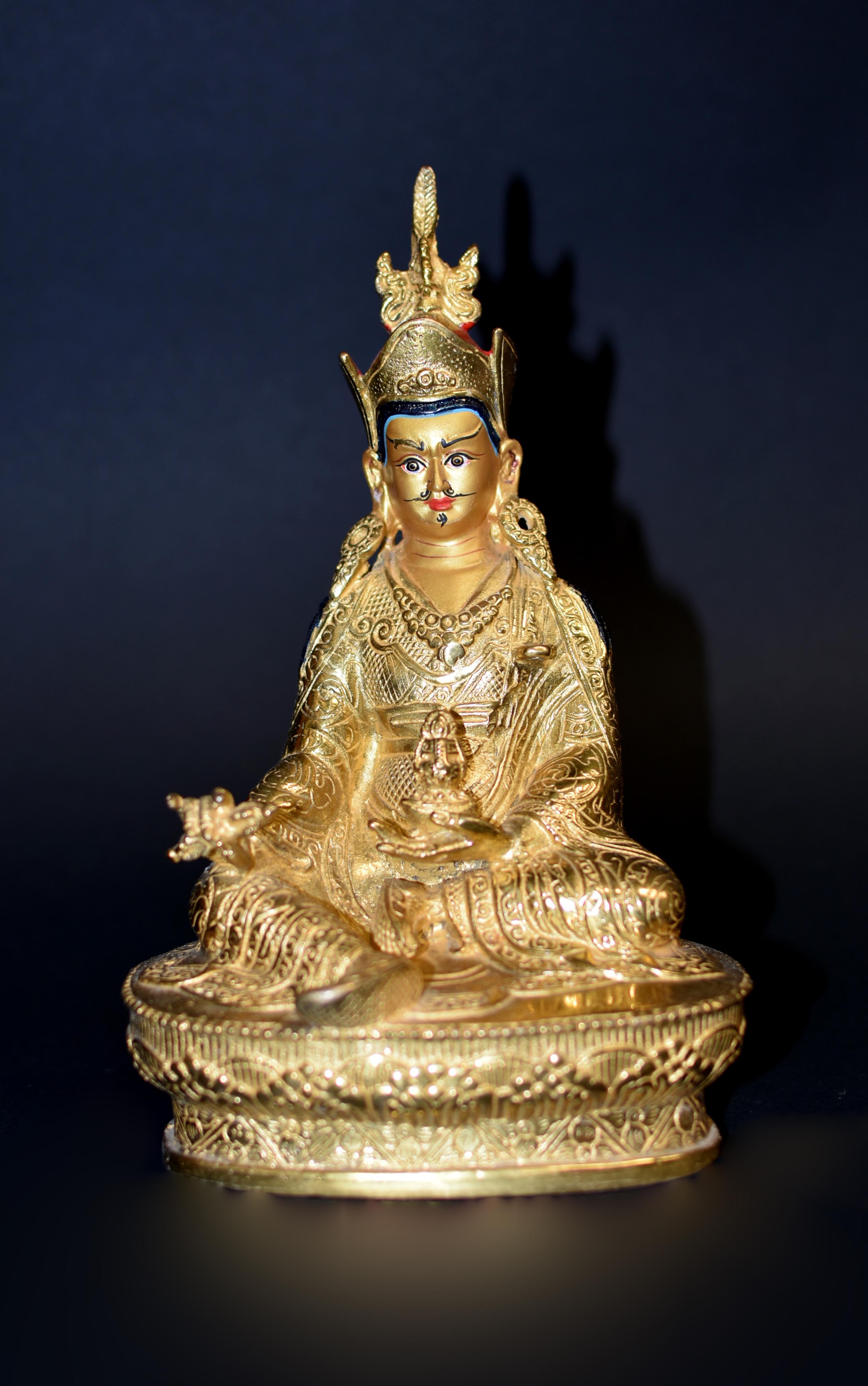 Tibetische Padma-Sambhav-Lehrerin-Figur aus vergoldeter Bronze  im Angebot 6