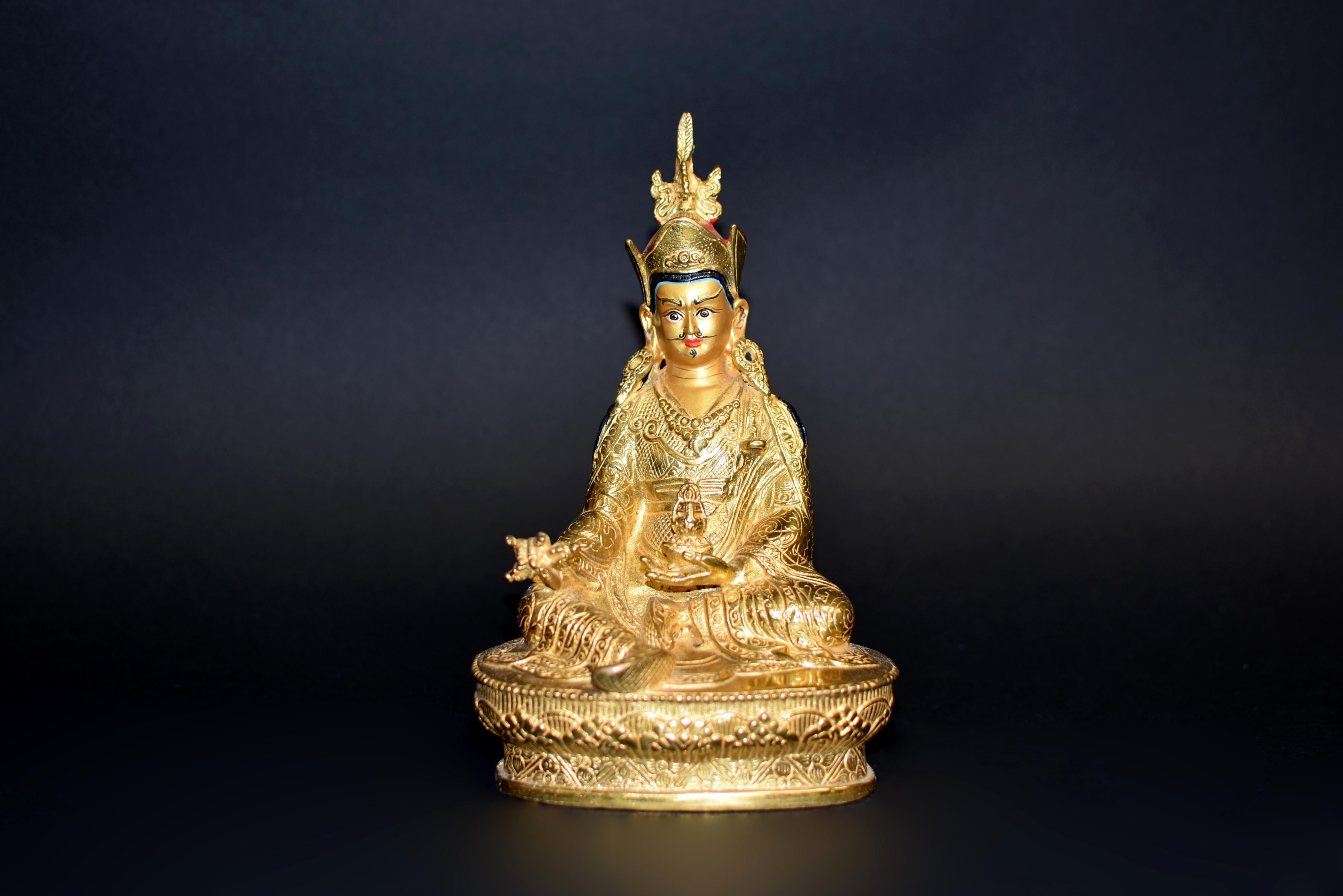 Tibetische Padma-Sambhav-Lehrerin-Figur aus vergoldeter Bronze  im Angebot 7