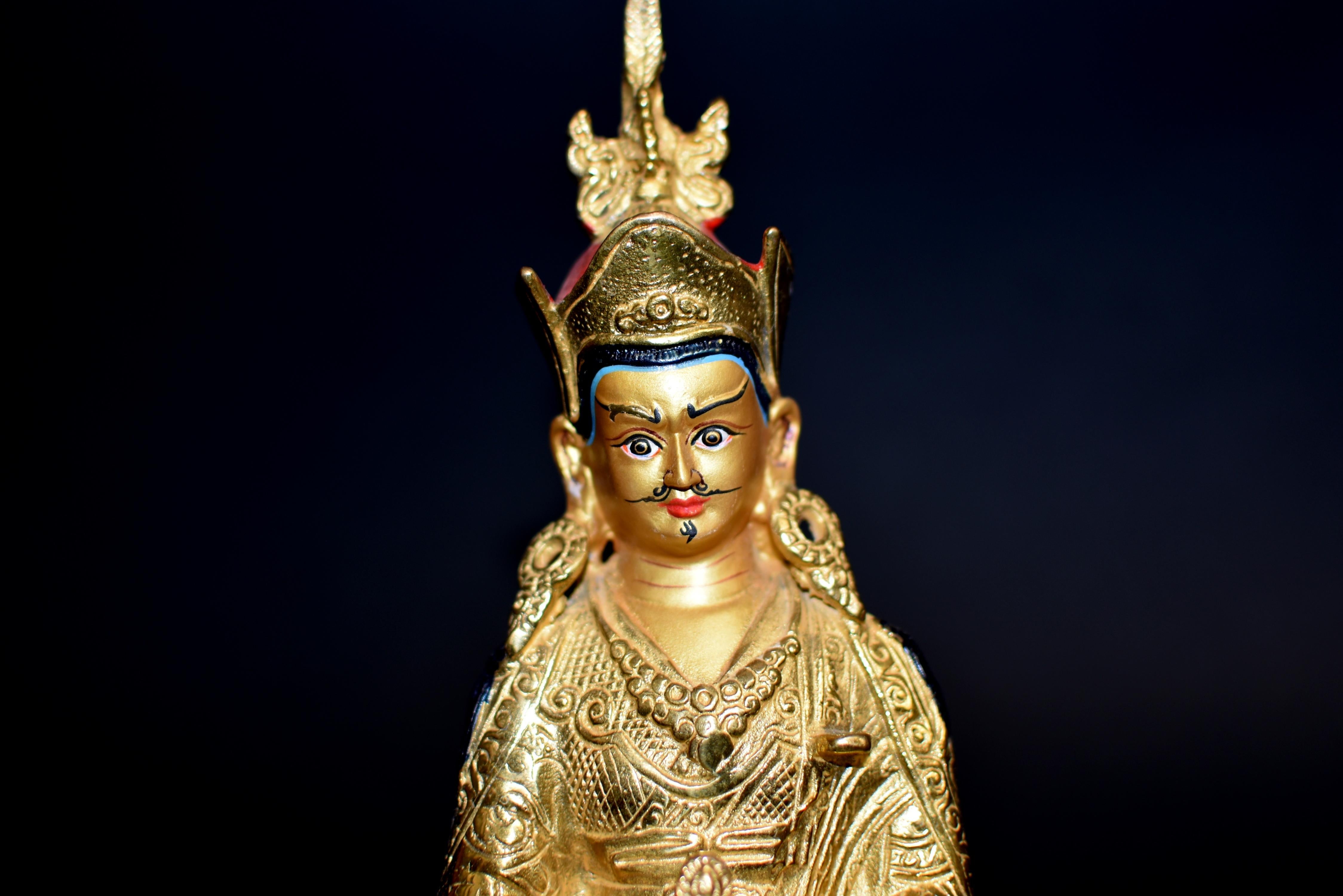 Tibetische Padma-Sambhav-Lehrerin-Figur aus vergoldeter Bronze  im Angebot 9