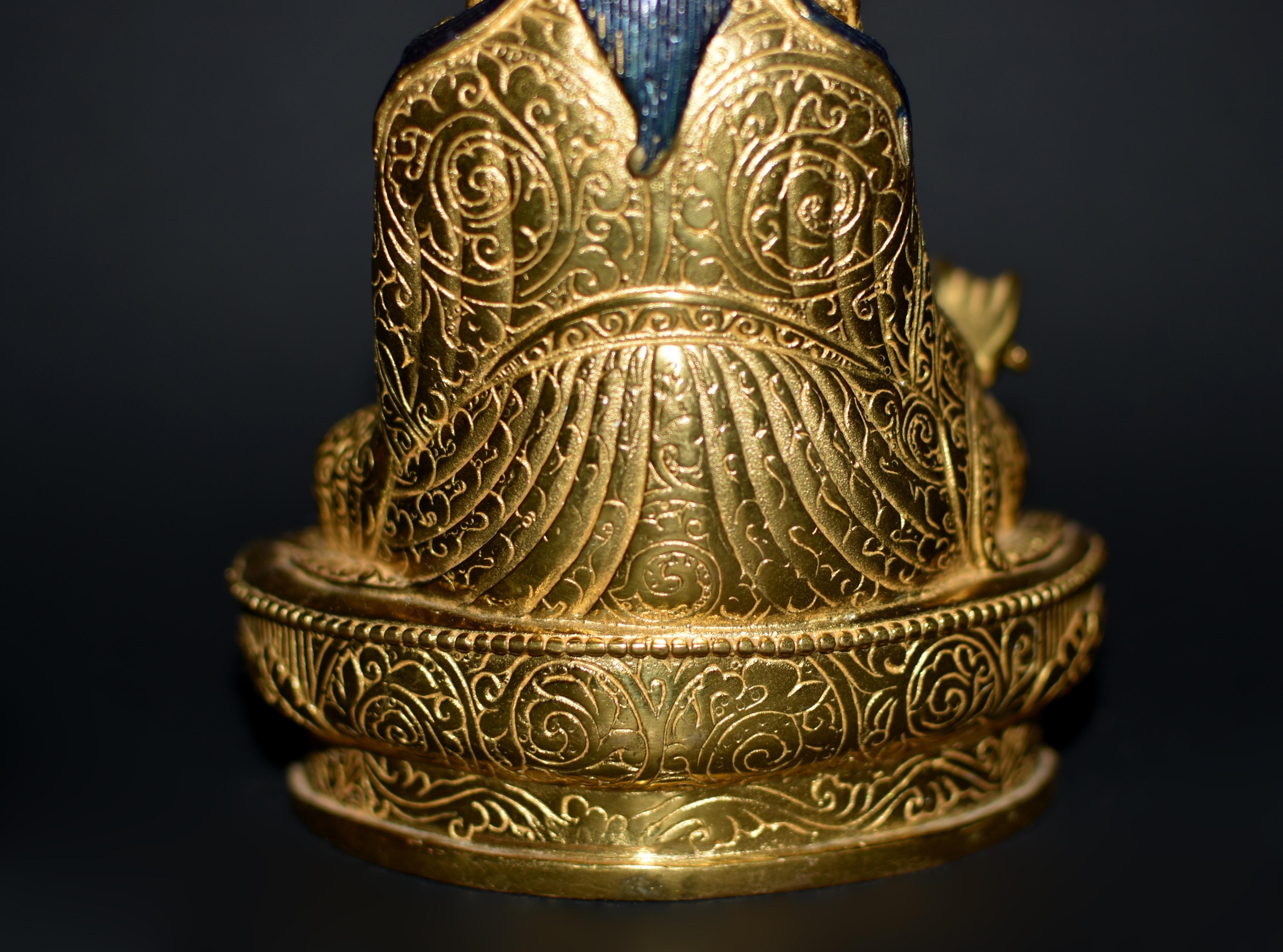 Tibetische Padma-Sambhav-Lehrerin-Figur aus vergoldeter Bronze  im Angebot 12