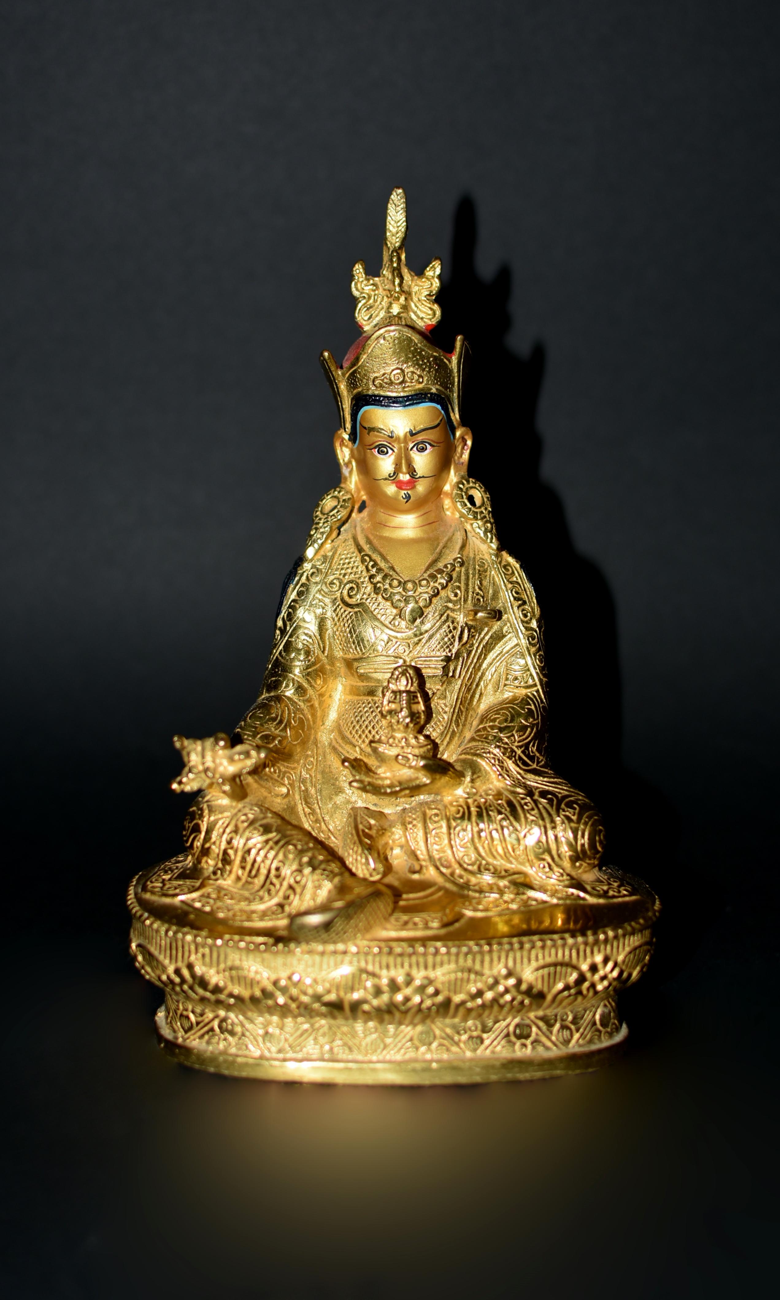 Eine schöne, vergoldete Bronzestatue von Padma Sambhav, dem Gründer des tibetischen Buddhismus. Diese 2 Pfund schwere Statue ist sehr fein gearbeitet und zeigt jedes Detail von oben bis unten, mit handgemalten Gesichtszügen und Vergoldung von