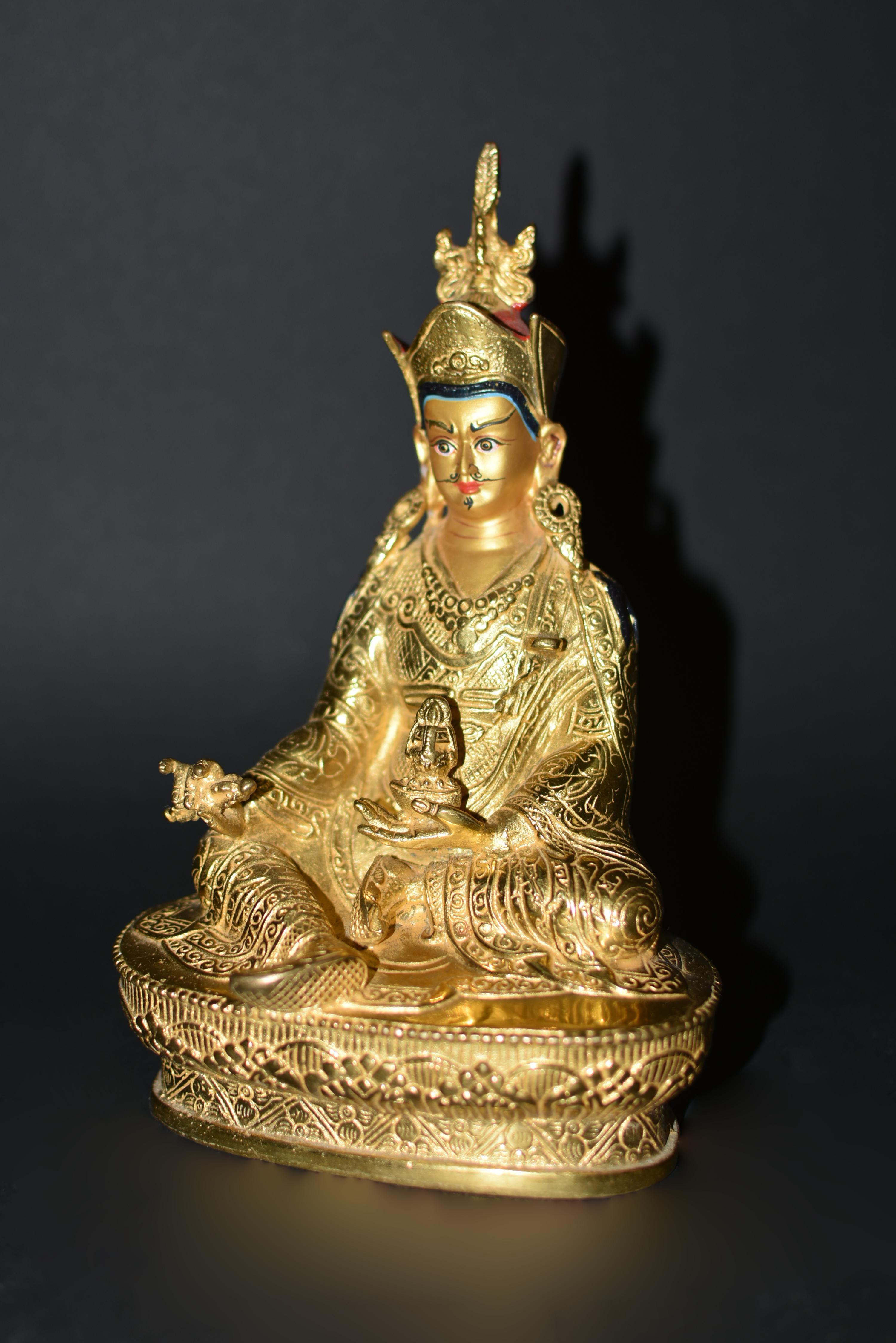 Tibetische Padma-Sambhav-Lehrerin-Figur aus vergoldeter Bronze  (Vergoldet) im Angebot