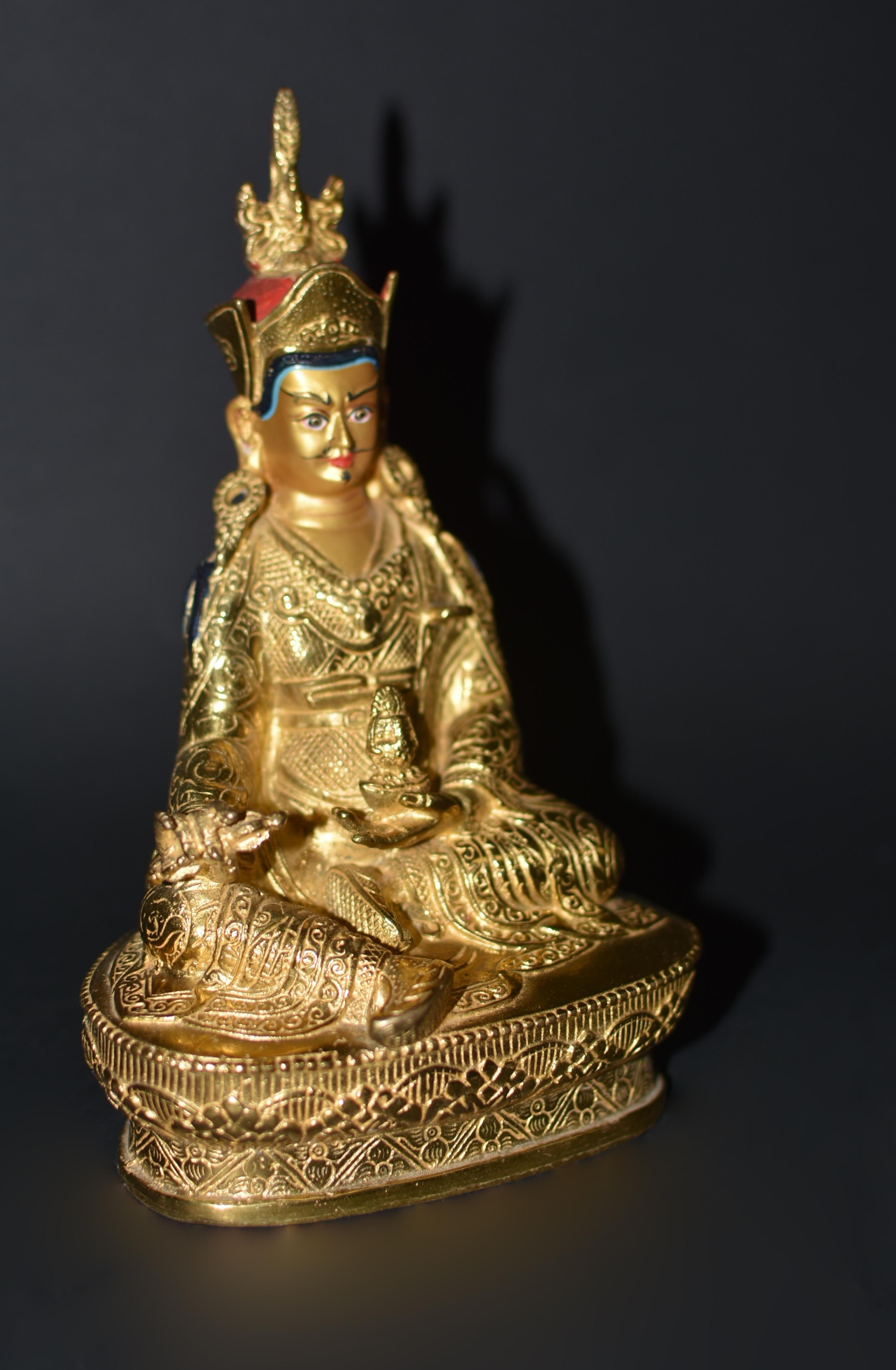 Tibetische Padma-Sambhav-Lehrerin-Figur aus vergoldeter Bronze  im Zustand „Gut“ im Angebot in Somis, CA