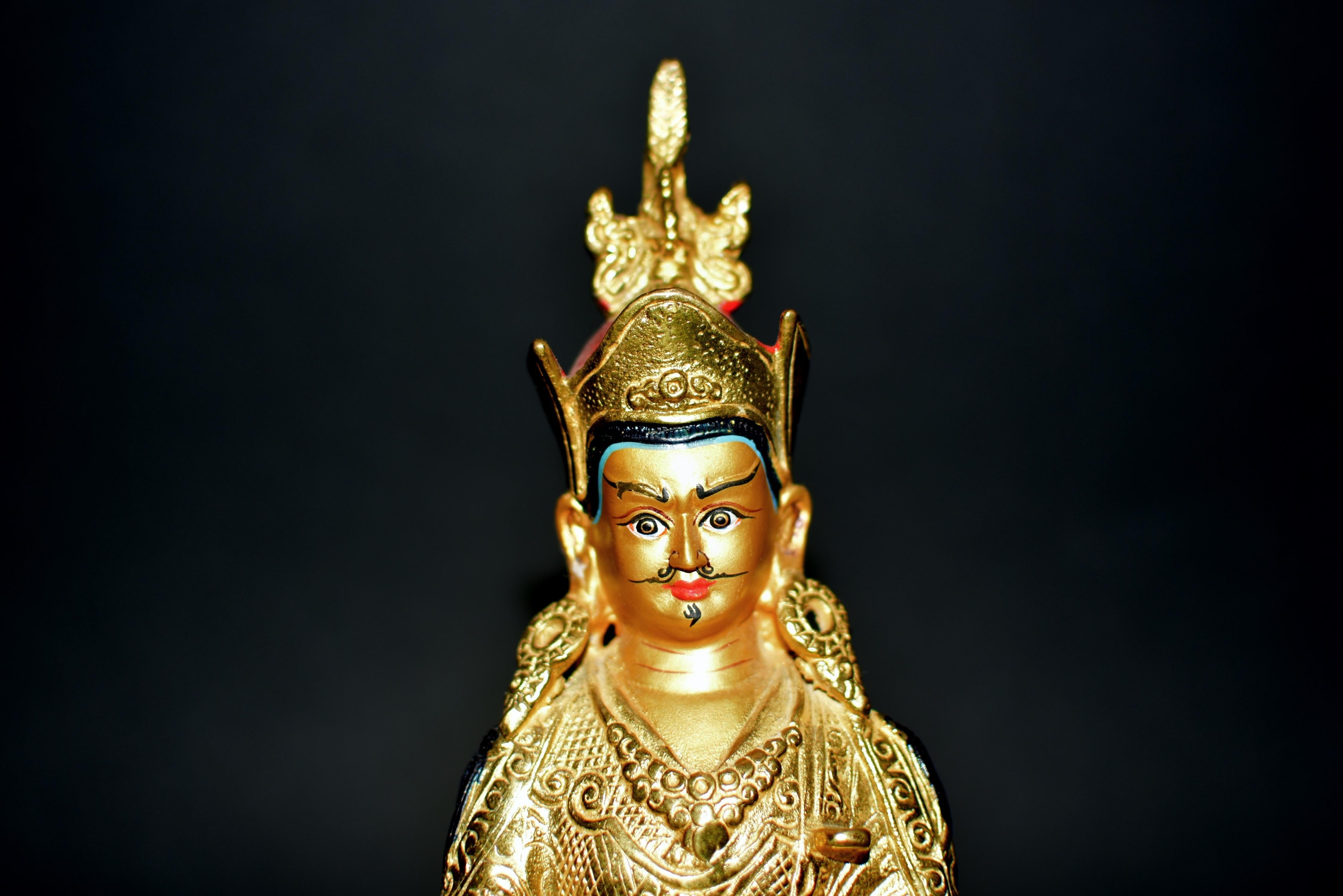 Tibetische Padma-Sambhav-Lehrerin-Figur aus vergoldeter Bronze  (20. Jahrhundert) im Angebot