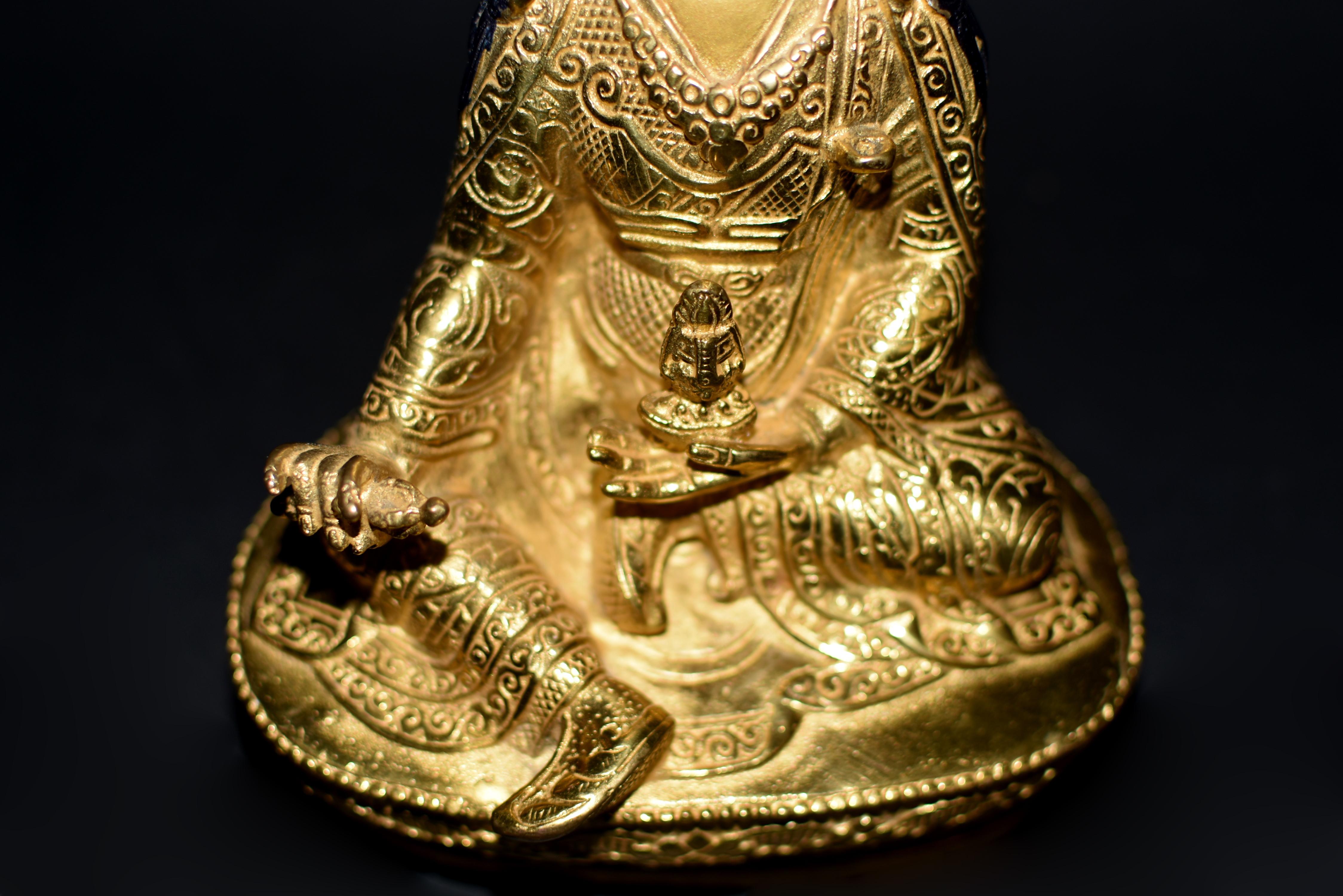Tibetische Padma-Sambhav-Lehrerin-Figur aus vergoldeter Bronze  im Angebot 3