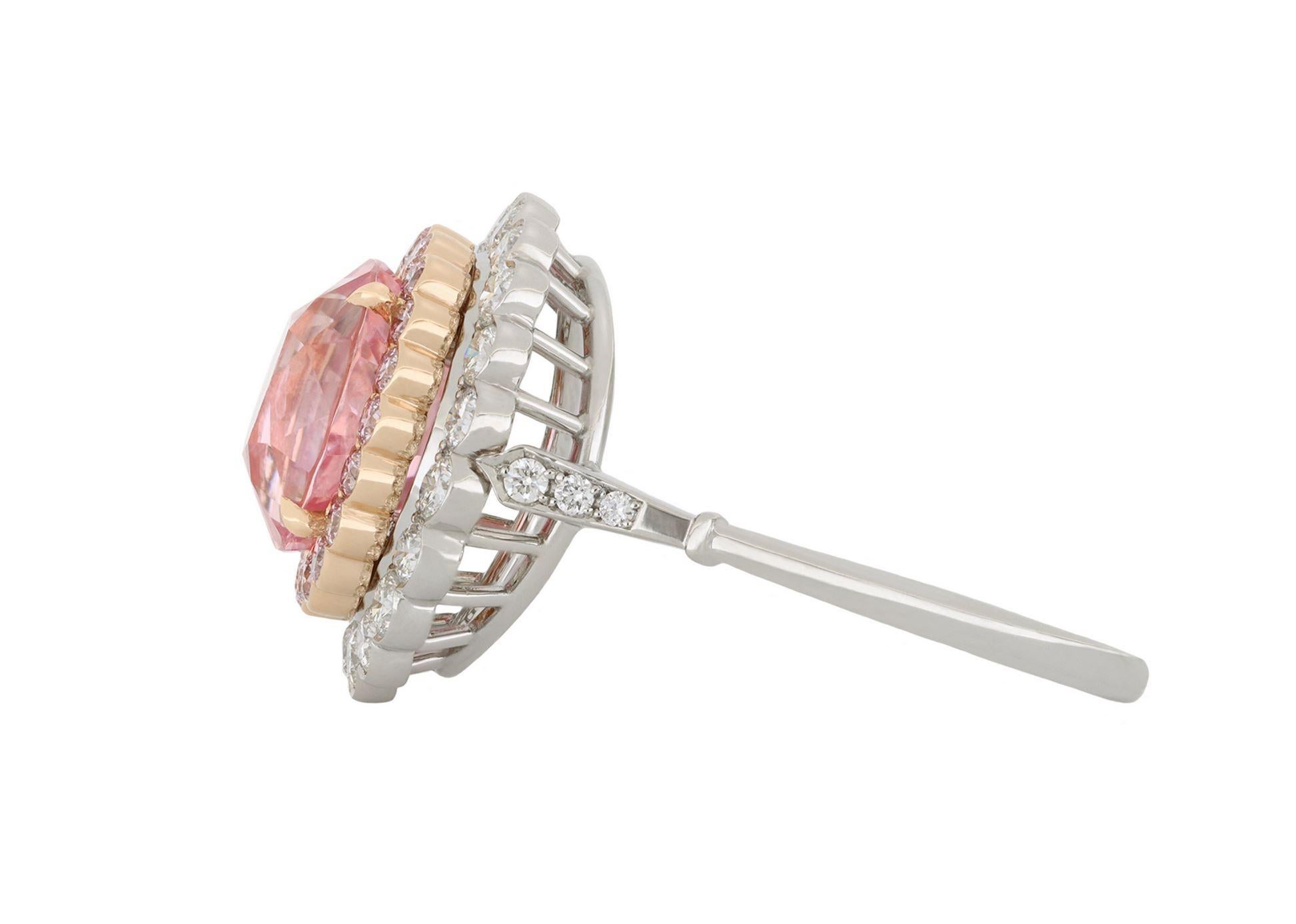 Anello con zaffiro Padparadscha Ceylon e diamanti. Al centro è incastonato uno zaffiro naturale Padparadscha Ceylon taglio misto a forma di cuscino in un'incastonatura a griffe aperta sul retro con un peso di 4,16 carati, circondato da venti
