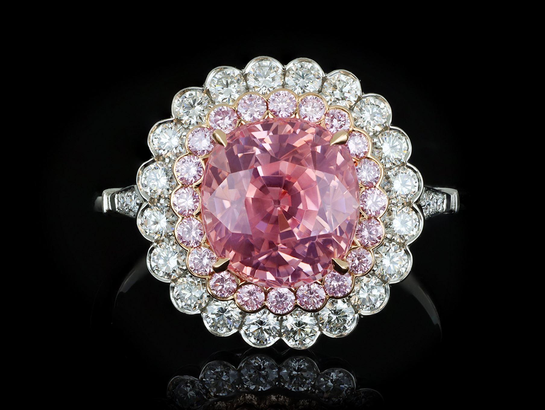 Donna Anello con zaffiro Padparadscha Ceylon e diamanti a grappolo. in vendita
