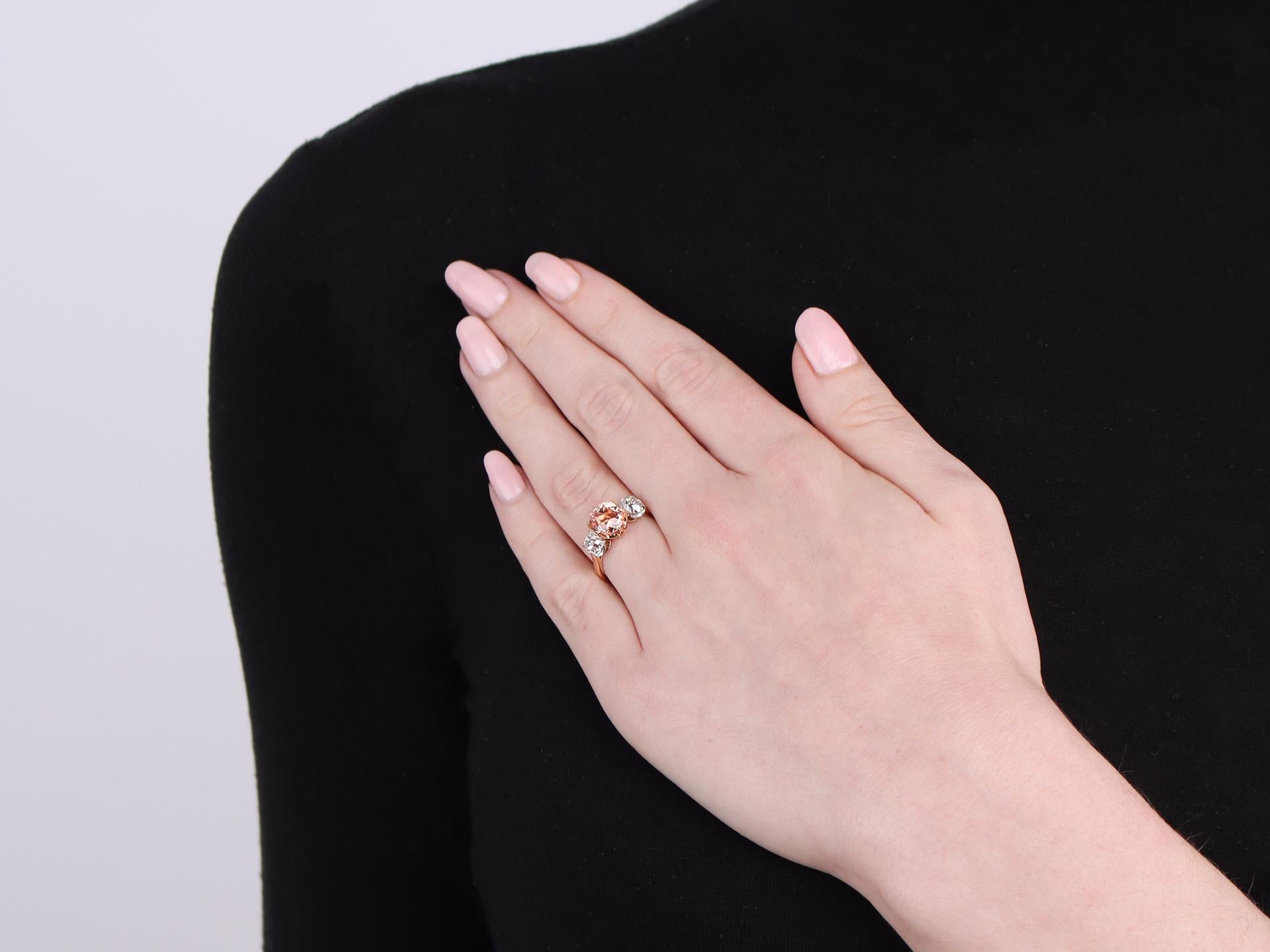 Taille vieille mine Bague à trois pierres en saphir de Ceylan padparadscha et diamant. en vente