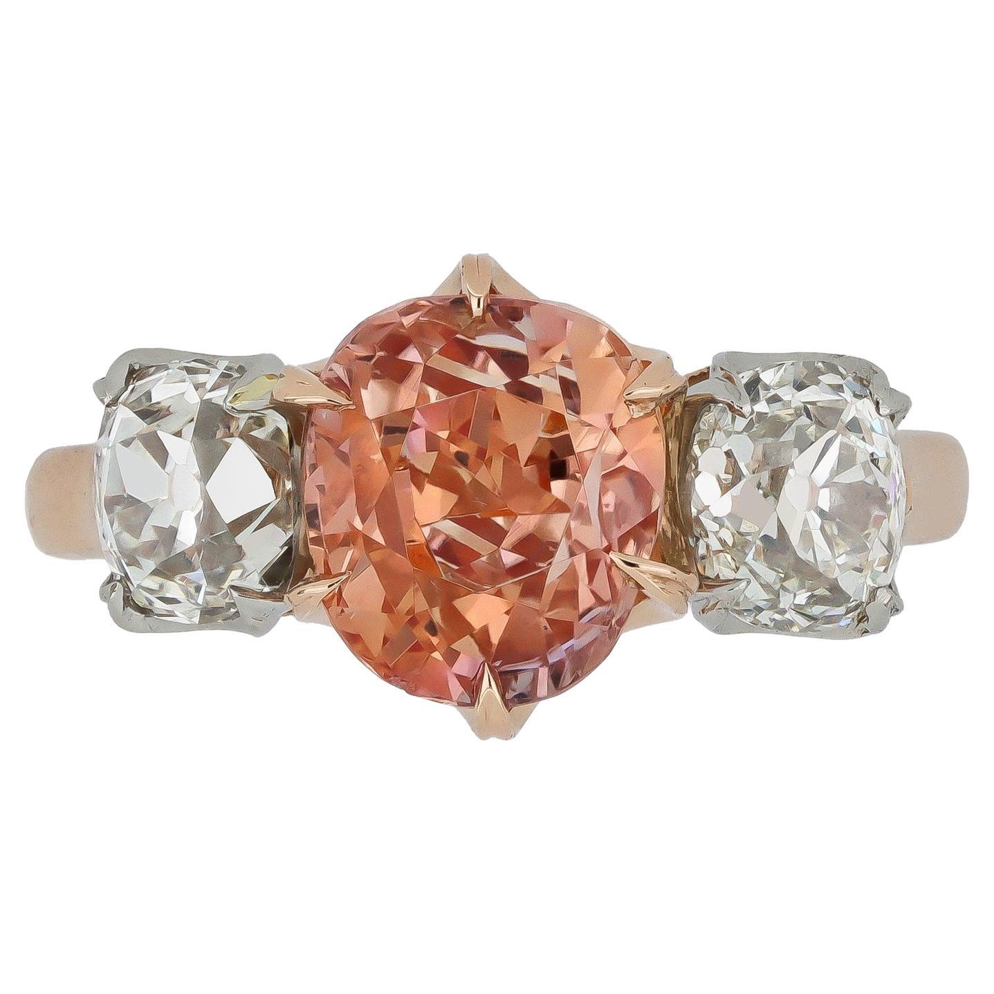 Padparadscha Ceylon Saphir und Diamant drei Stein Ring.