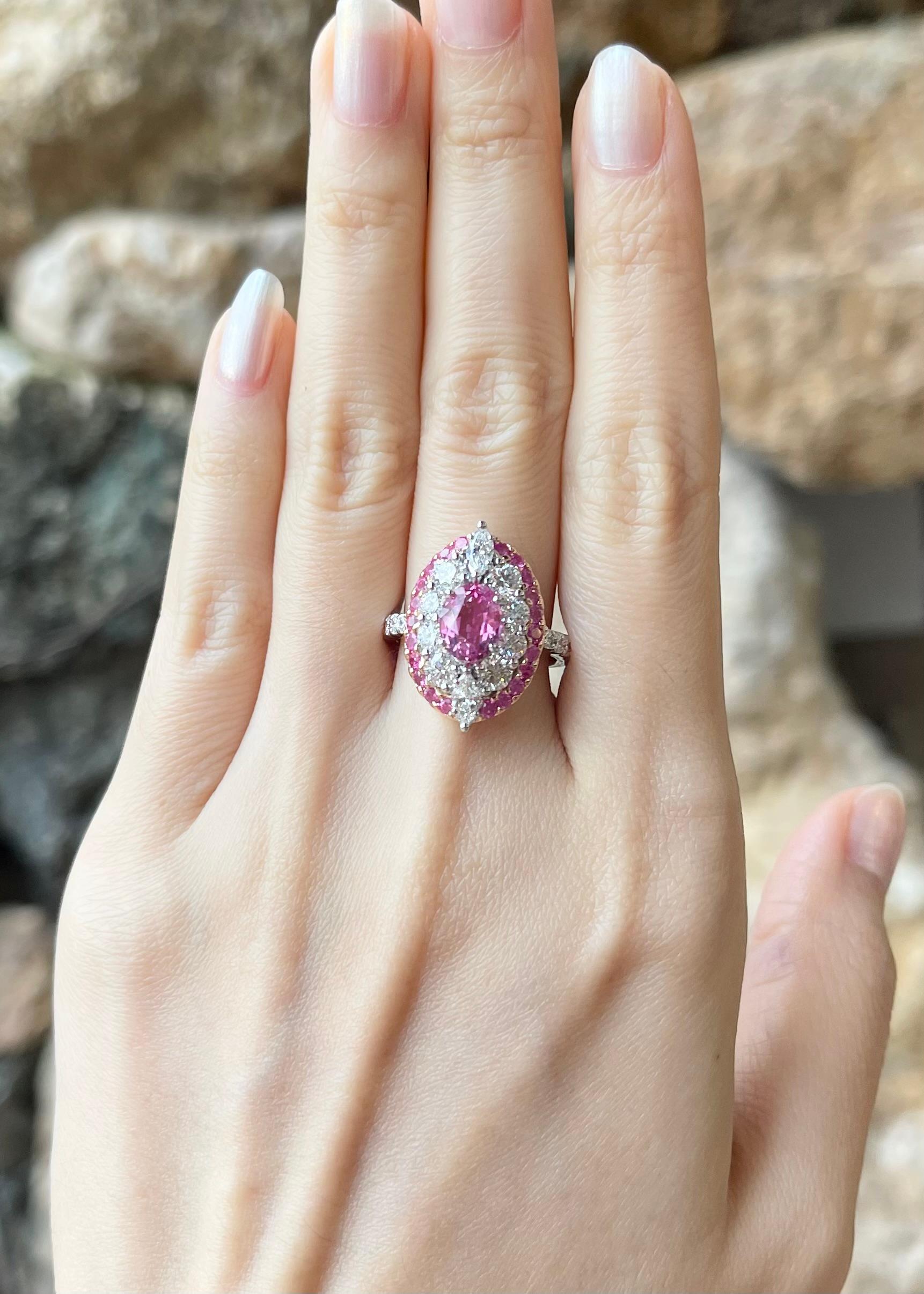 Anello Padparadscha 2,02 carati, Zaffiro rosa 0,69 carati e Diamante 1,72 carati con montatura in oro bianco 18K

Larghezza:  1.5 cm 
Lunghezza: 2.1 cm
Misura dell'anello: 54
Peso totale: 8.11 grammi

