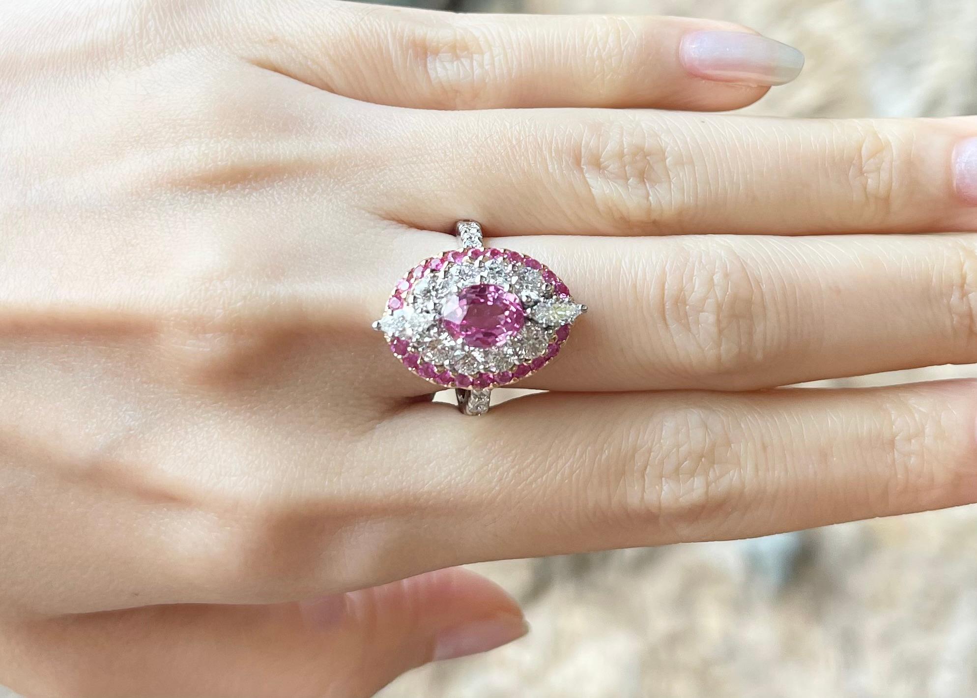 Contemporaneo Anello Padparadscha, zaffiro rosa e diamante con montatura in oro bianco 18 carati in vendita