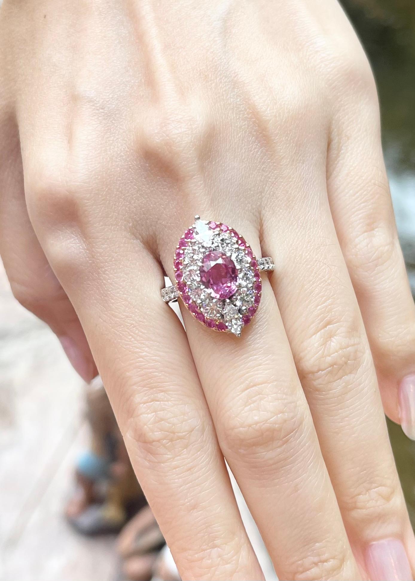 Taglio ovale Anello Padparadscha, zaffiro rosa e diamante con montatura in oro bianco 18 carati in vendita