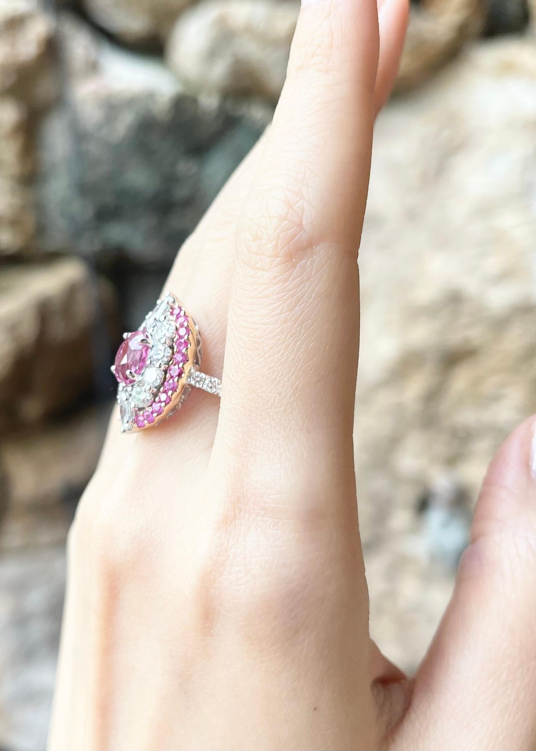 Anello Padparadscha, zaffiro rosa e diamante con montatura in oro bianco 18 carati In condizioni Nuovo in vendita a Bangkok, TH