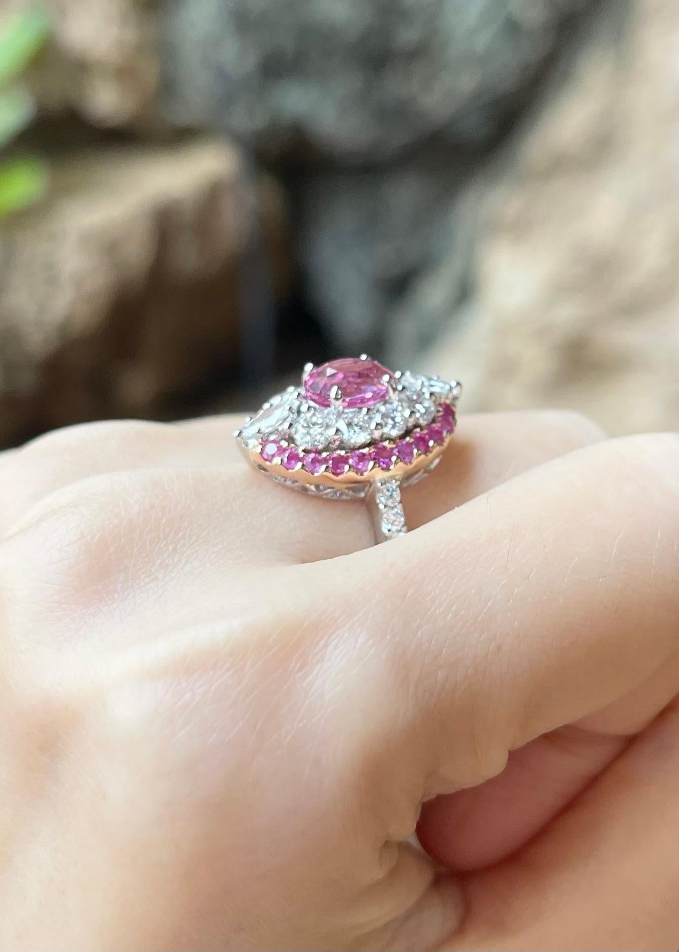 Donna Anello Padparadscha, zaffiro rosa e diamante con montatura in oro bianco 18 carati in vendita