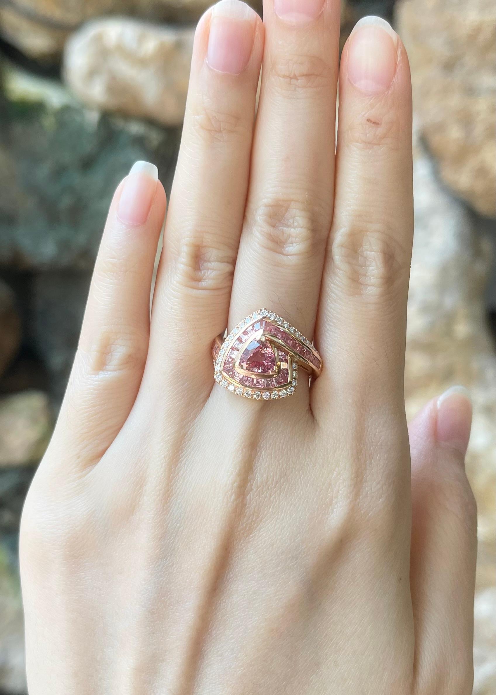Anello Padparadscha 1,24 carati, Zaffiro rosa 1,35 carati e Diamante 0,41 carati con montatura in oro rosa 18K

Larghezza:  1.6 cm 
Lunghezza: 1.6 cm
Misura dell'anello: 52
Peso totale: 7.52 grammi

