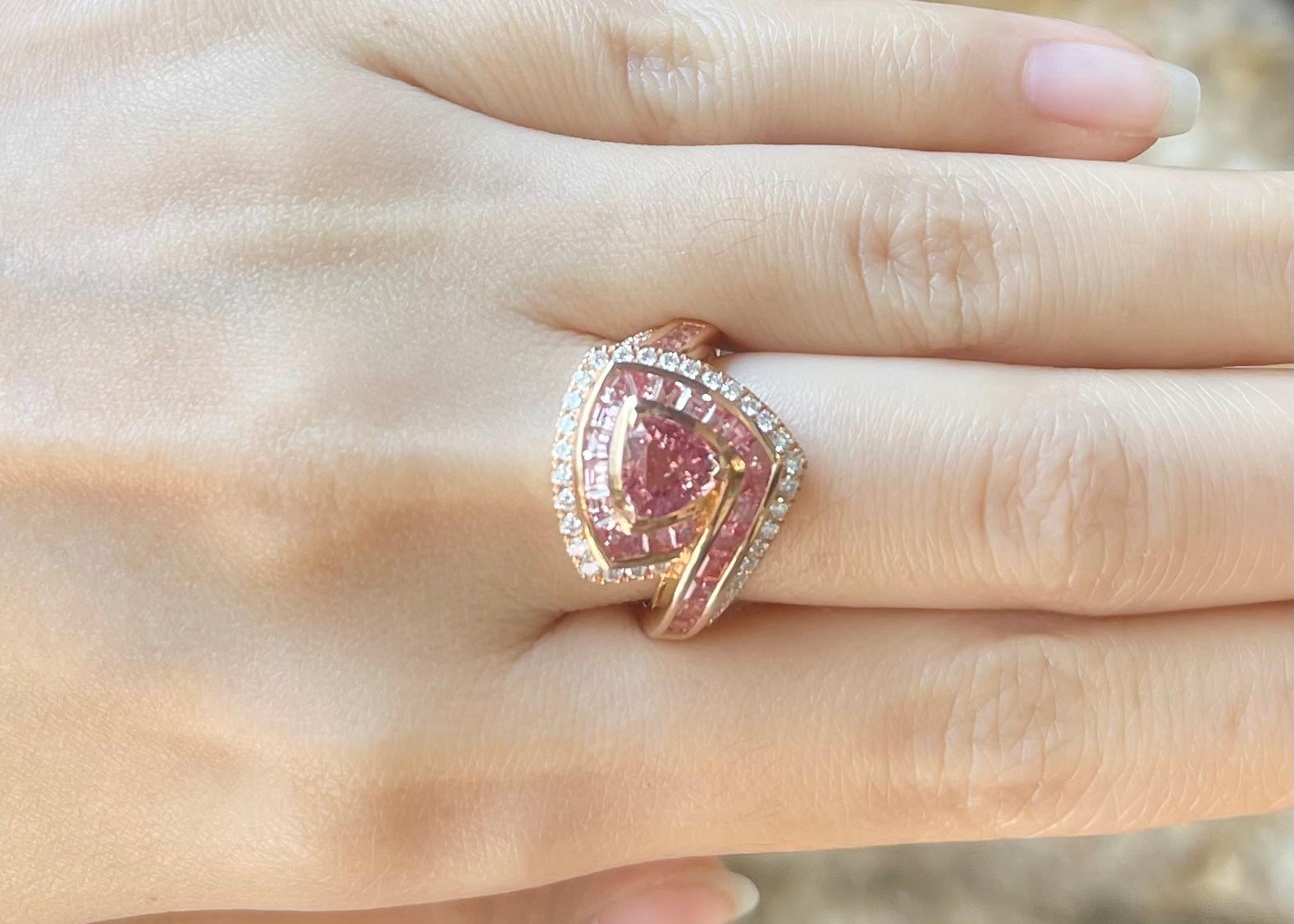 Contemporaneo Anello Padparadscha, zaffiro rosa e diamante con montatura in oro rosa 18 carati in vendita