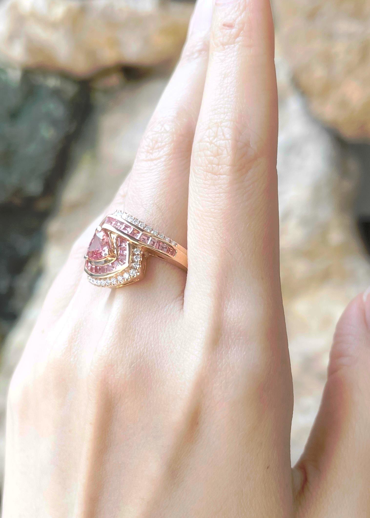 Anello Padparadscha, zaffiro rosa e diamante con montatura in oro rosa 18 carati In condizioni Nuovo in vendita a Bangkok, TH