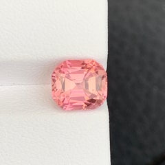 Pierre précieuse de tourmaline de couleur « padparadscha » à taille coussin, destinée à la fabrication d'une bague