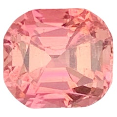 Pierre précieuse de tourmaline de couleur « padparadscha » à taille coussin, destinée à la fabrication d'une bague