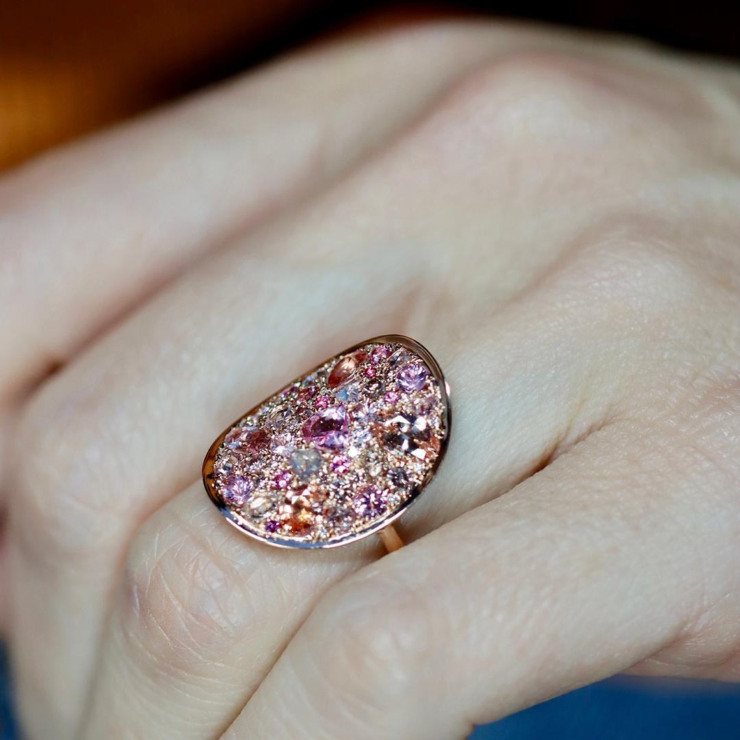 Anello a mosaico con zaffiro Padparadscha, diamante rosa, zaffiro rosa intenso, spinello rosa. in vendita 3