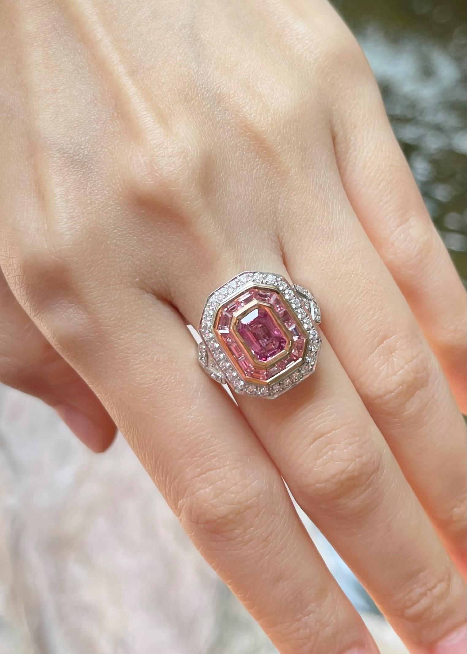 Padparadscha Saphir 1,21 Karat, rosa Saphir 0,90 Karat und Diamant 0,52 Karat Ring in 18K Weißgoldfassung
(Zertifiziert durch Bellerophon Gemlab)

Breite:  1.6 cm 
Länge: 1,8 cm
Ringgröße: 54
Gesamtgewicht: 9,24 Gramm

