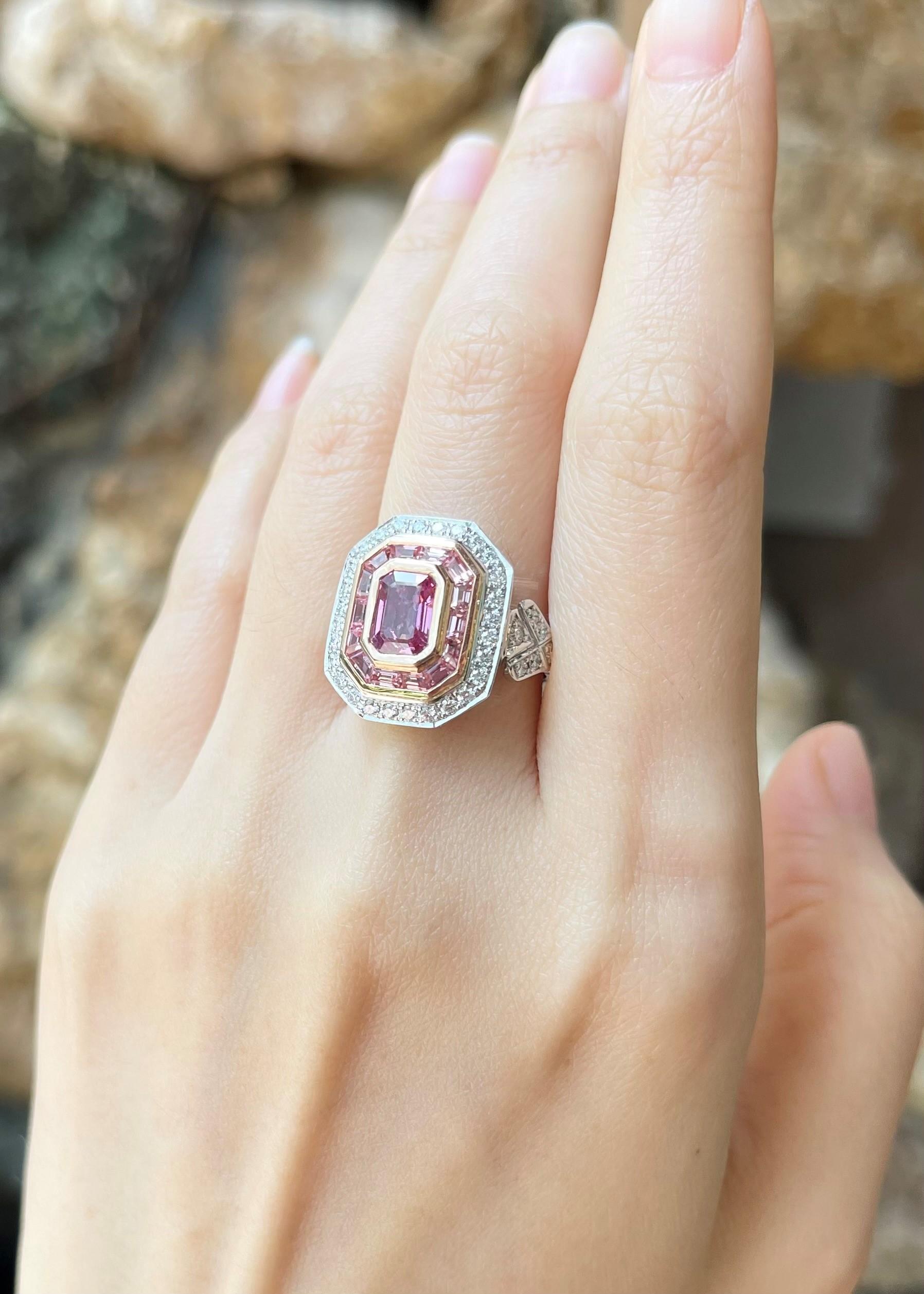 Zertifizierter unerhitzter Padparadscha-Ring mit rosa Saphir und Diamant in 18 Karat gefasst (Zeitgenössisch) im Angebot