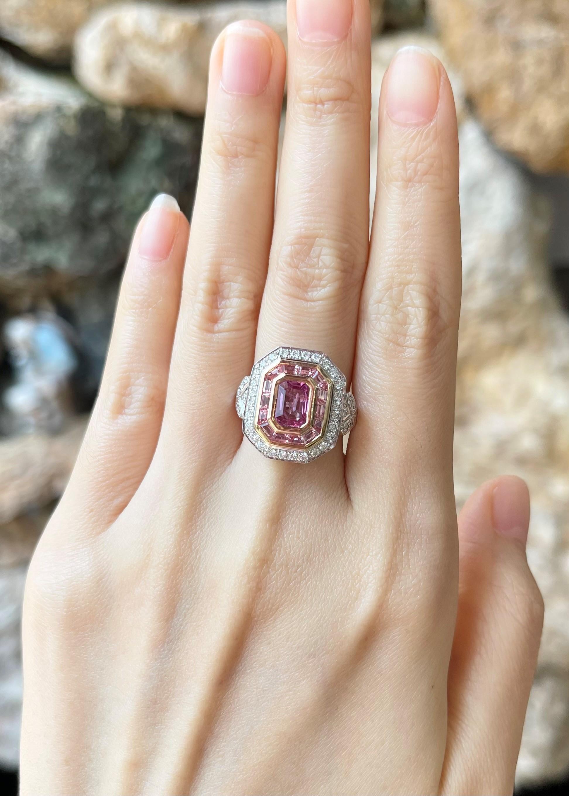 Zertifizierter unerhitzter Padparadscha-Ring mit rosa Saphir und Diamant in 18 Karat gefasst im Zustand „Neu“ im Angebot in Bangkok, TH