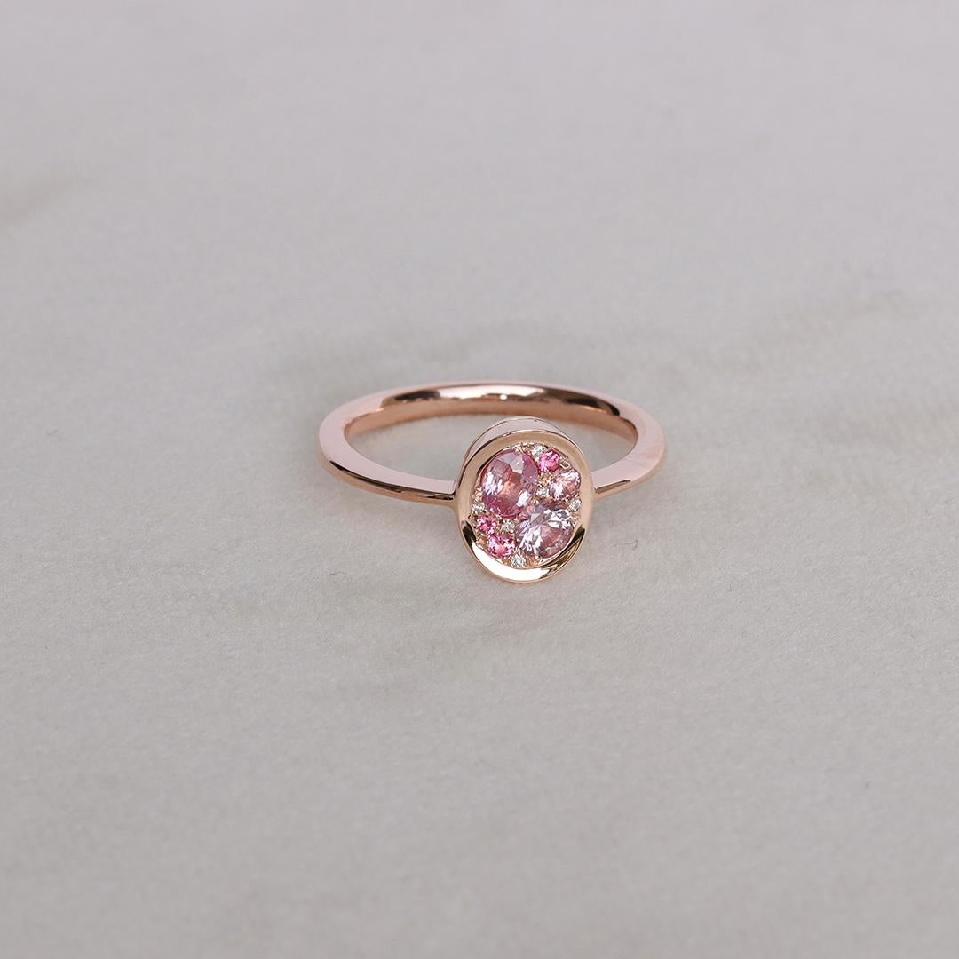 Dieser Ring in den warmen Farben von Roségold ist ein Fest für die Farbe Rosa in ihrer schönsten Form. Er besteht aus den seltenen Padparadscha-Saphiren, seltenen vibrierenden rosafarbenen Spinellen und zarten Diamanten, die alle in einem