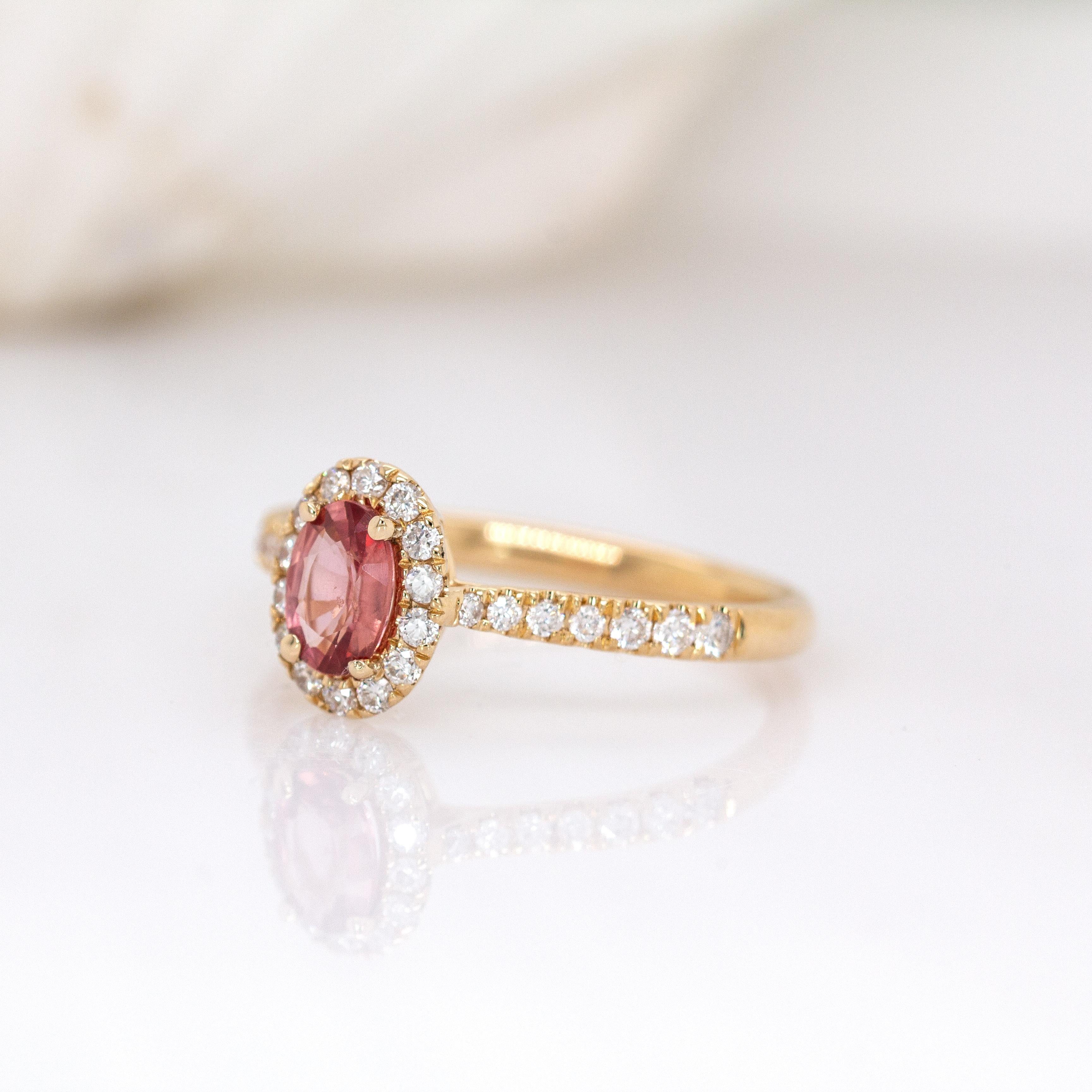 Anillo de zafiro Padparadscha con halo de diamantes naturales en oro de 14 quilates  OV 6x4mm Art Decó en venta