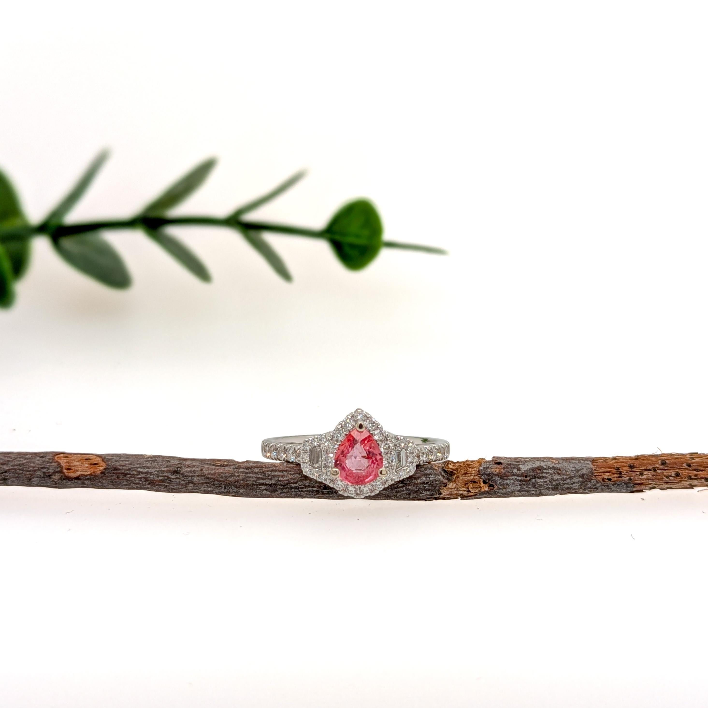 Padparadscha Saphir-Ring mit natürlichen Diamant-Akzenten aus 14 Karat massivem Gold (Art déco) im Angebot