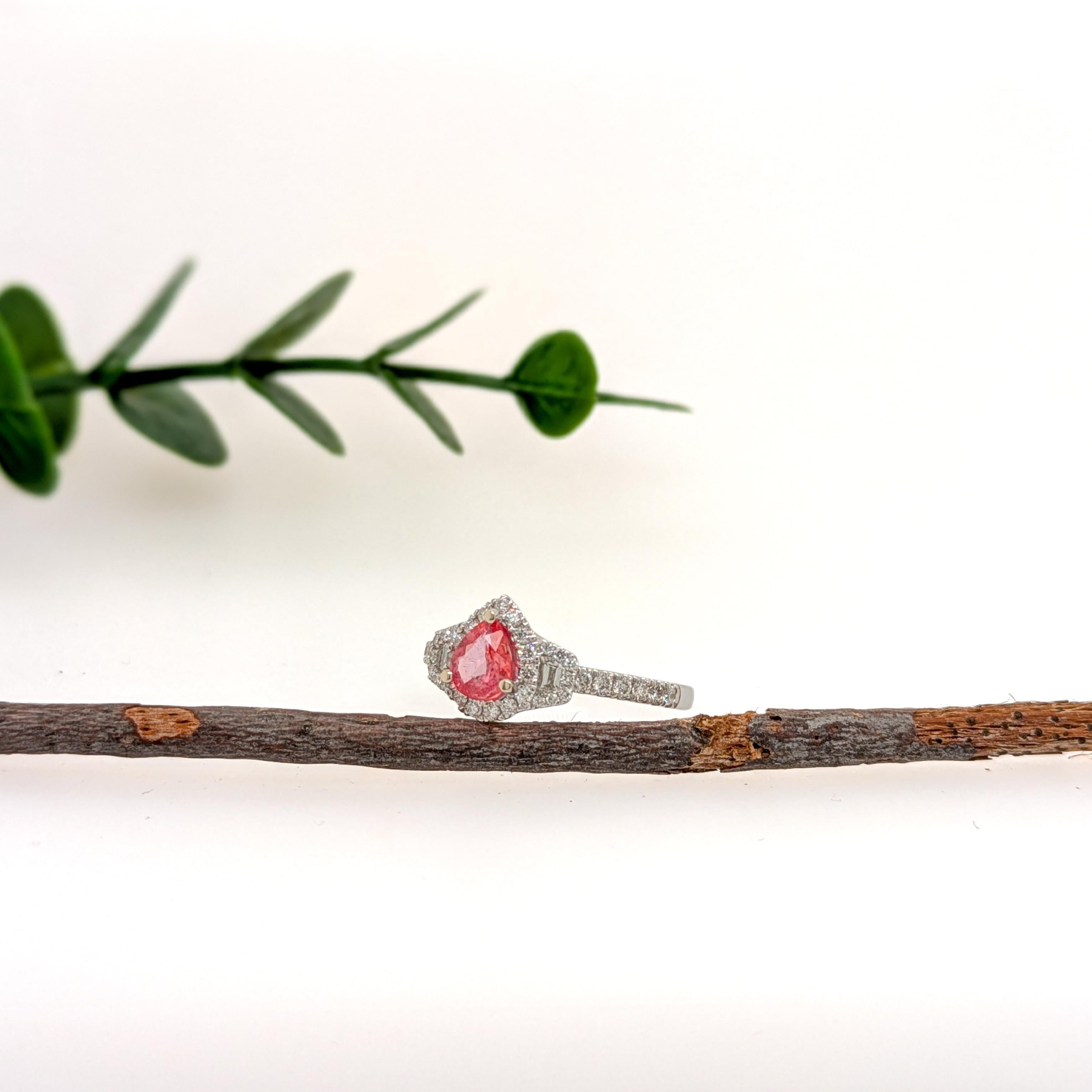 Padparadscha Saphir-Ring mit natürlichen Diamant-Akzenten aus 14 Karat massivem Gold (Tropfenschliff) im Angebot