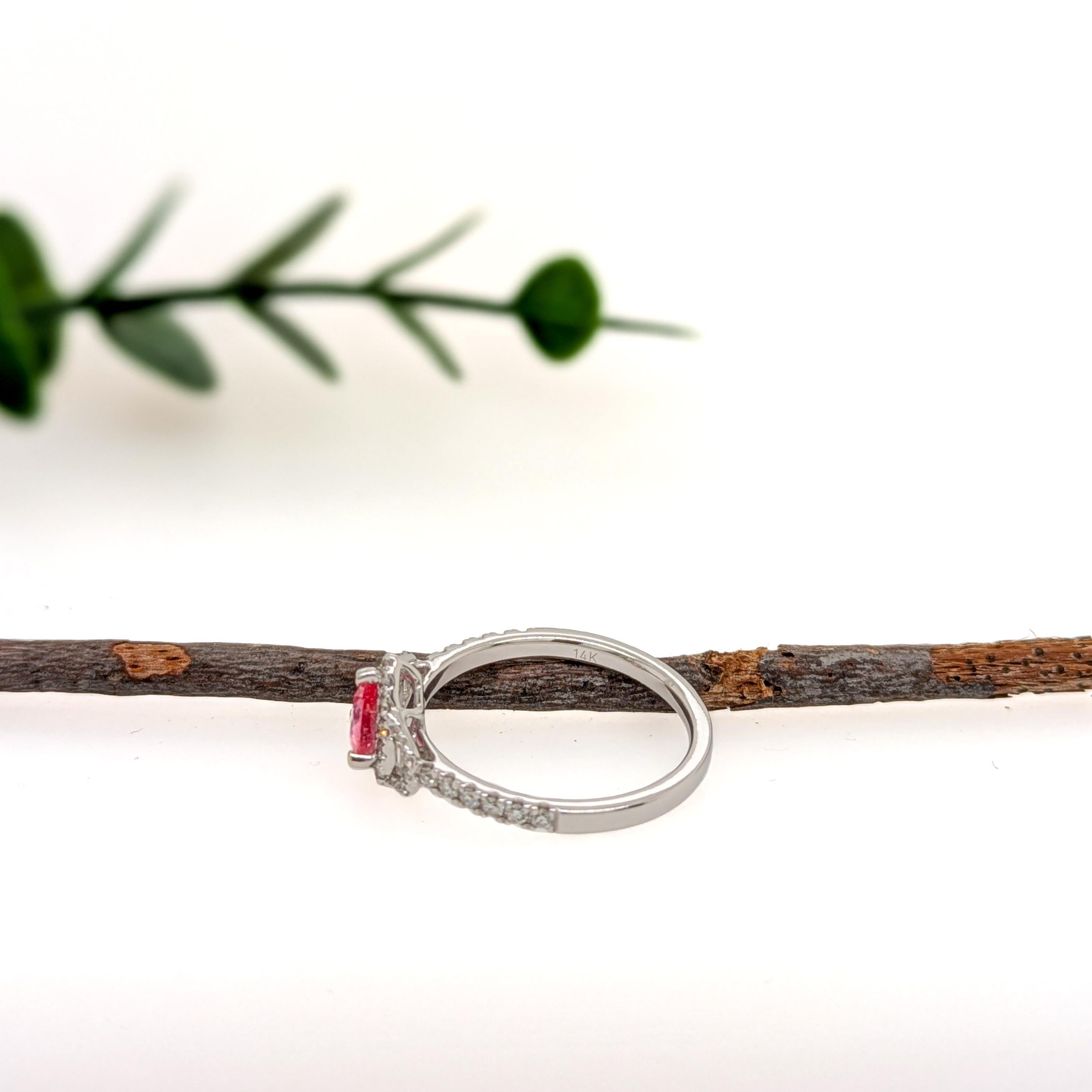 Padparadscha Saphir-Ring mit natürlichen Diamant-Akzenten aus 14 Karat massivem Gold im Zustand „Neu“ im Angebot in Columbus, OH